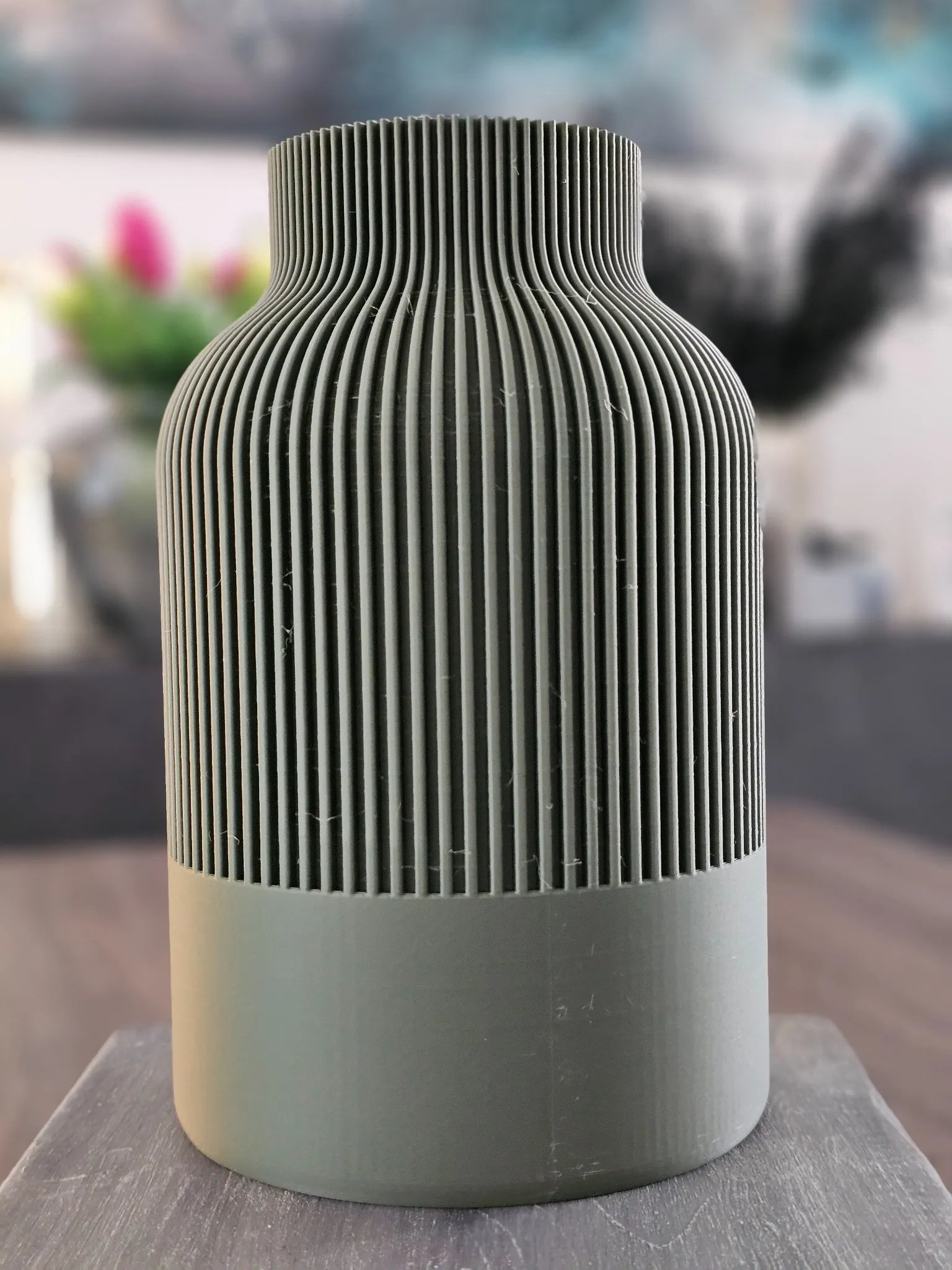 NORDUKI Vase in Olivgrün Größe L – markante Japandi-Vase mit feiner Rillenstruktur und natürlicher Farbwirkung.