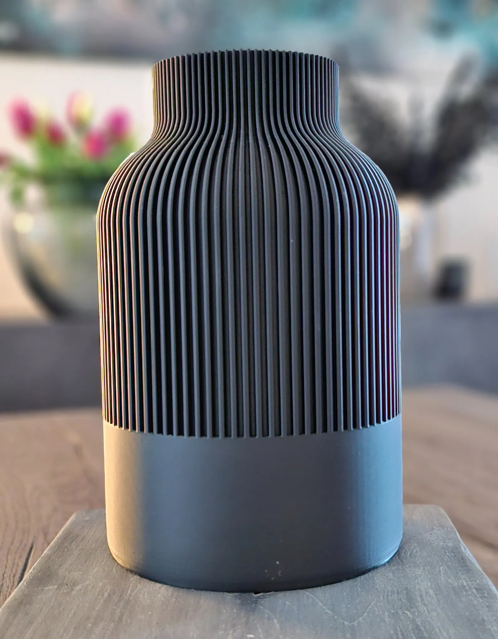 NORDUKI Vase in Schwarz Größe L – elegante Japandi-Vase mit feiner Rillenstruktur und moderner, dunkler Optik von MUDIVO.