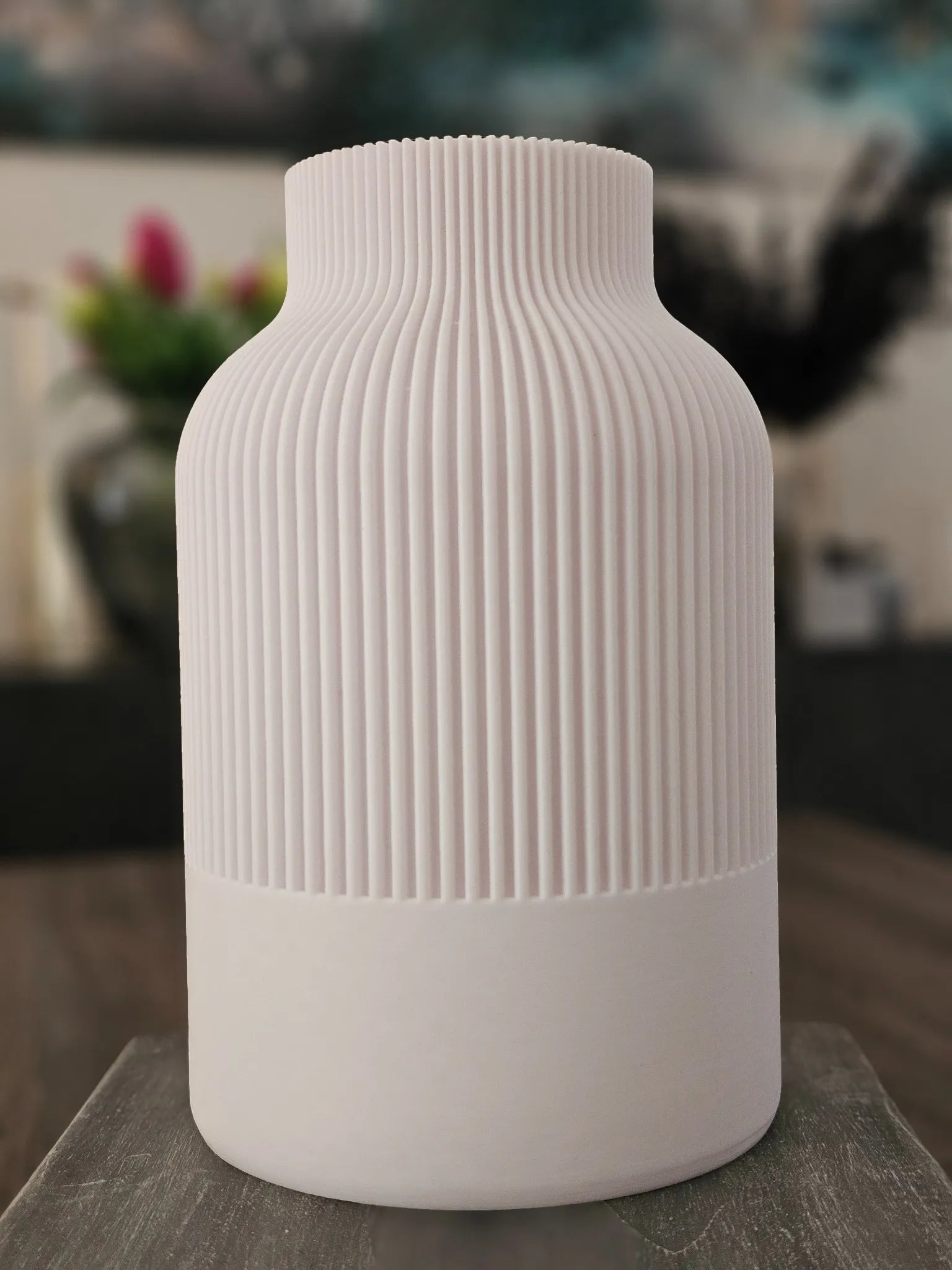 NORDUKI Vase in Weiß Größe L – moderne Japandi-Vase mit feiner Rillenstruktur und glatter Basis für stilvolles Wohnen.