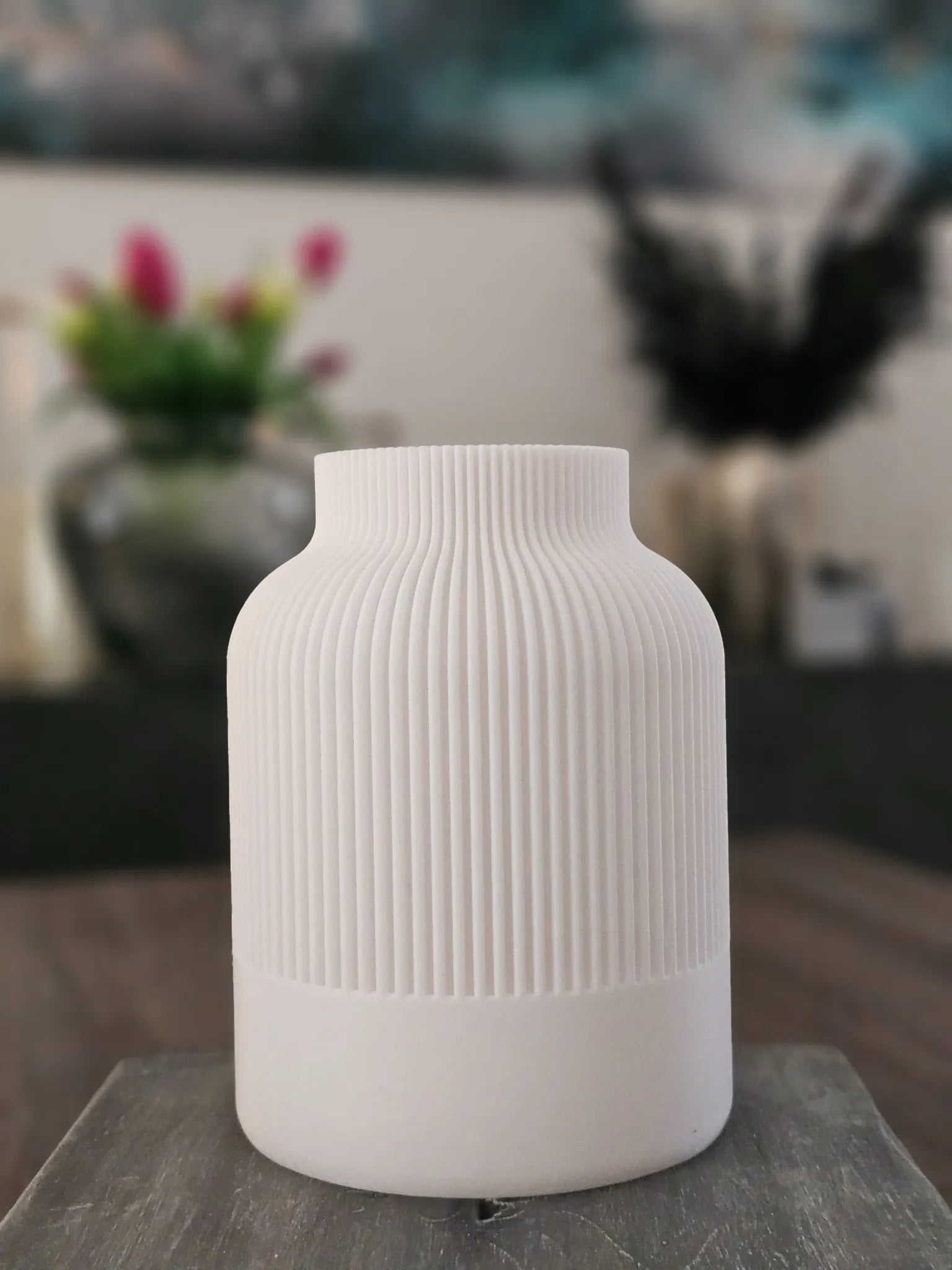 NORDUKI Vase in Weiß Größe M – minimalistisches Designstück mit sanfter Form und detaillierten Rillen, hergestellt von MUDIVO.