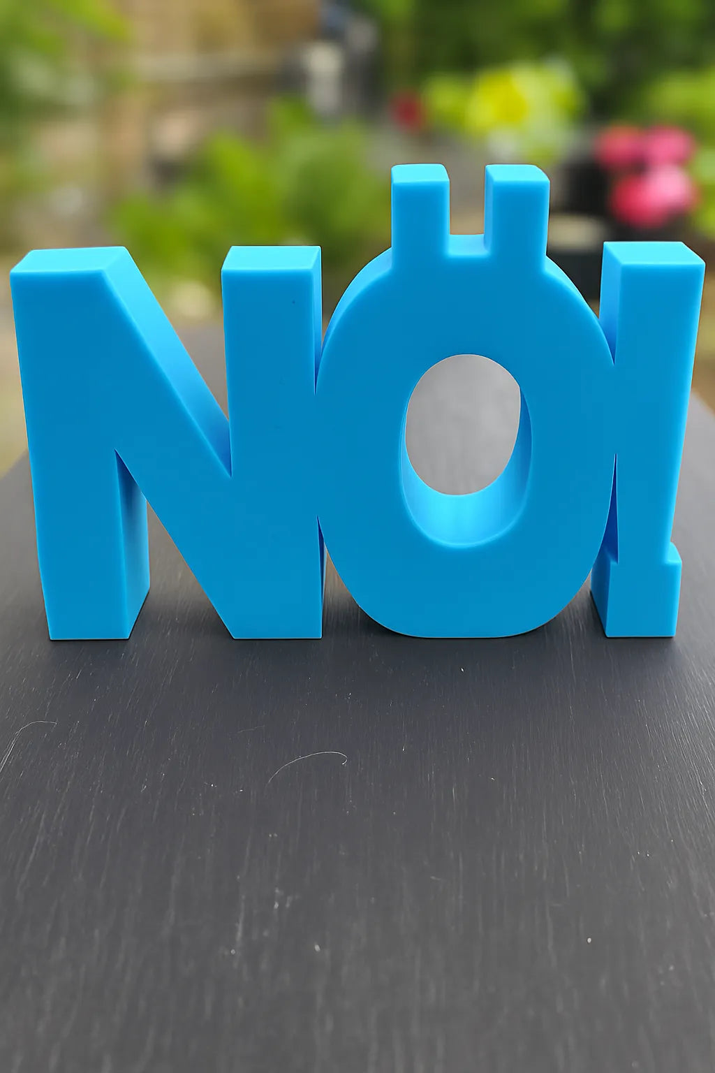 3D-Aufsteller NÖ! in frischem Blau – stylisches Statement mit Humor