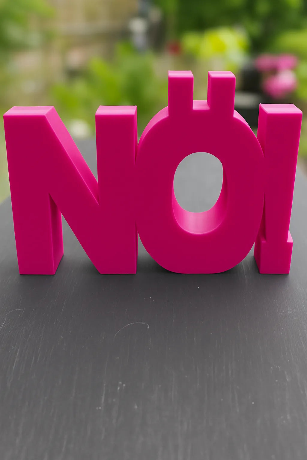 3D-Aufsteller NÖ! in knalligem Fuchsia – stylisches Statement mit Humor