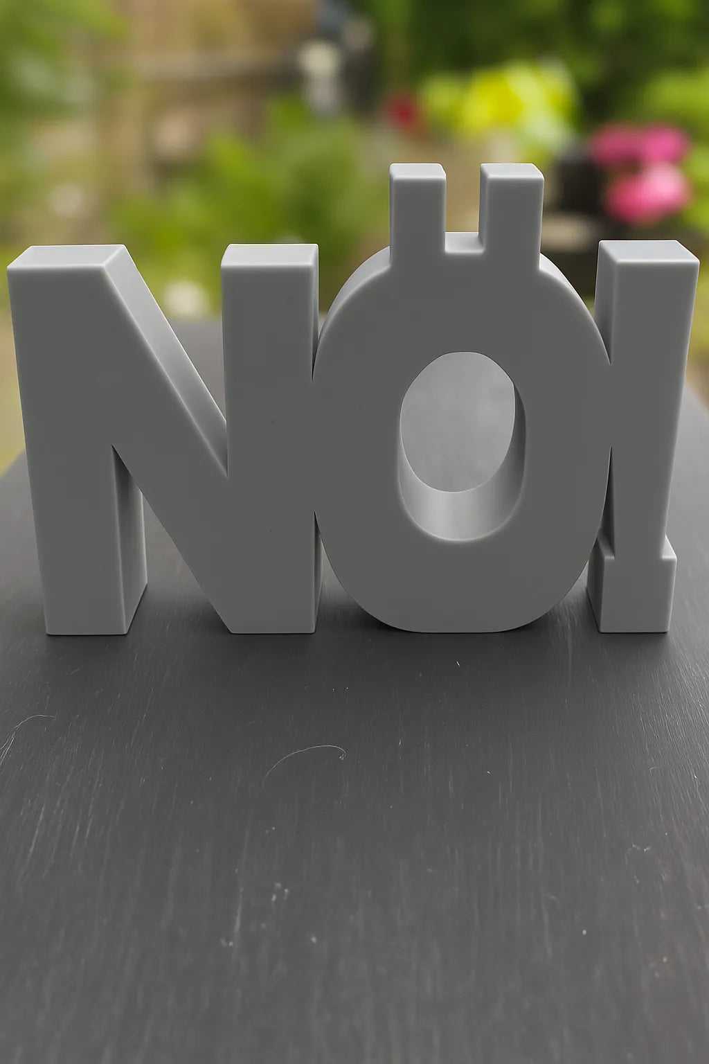 3D-Aufsteller NÖ! in coolem Grau – stylisches Statement mit Humor