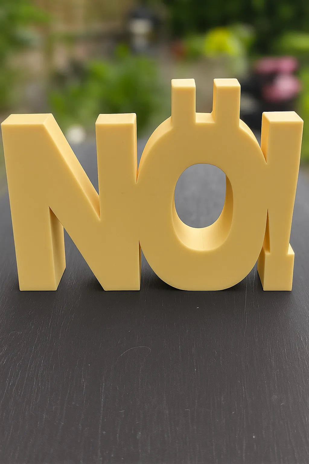 3D-Aufsteller NÖ! in zartem Mandelgelb – stylisches Statement mit Humor