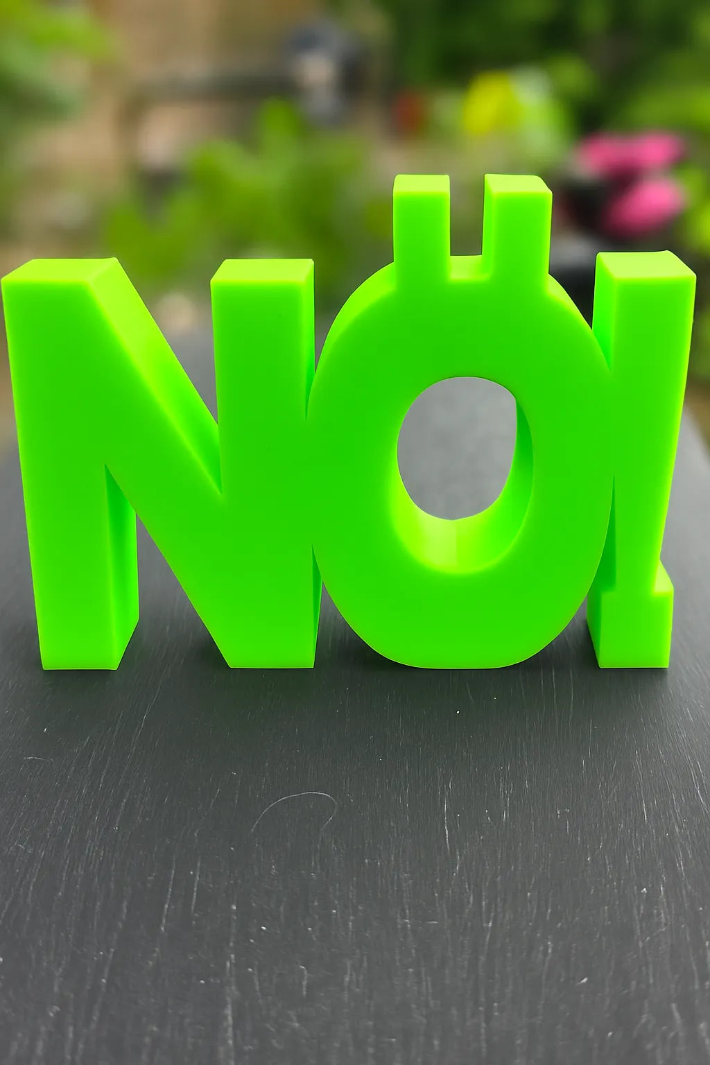 3D-Aufsteller NÖ! in auffälligem Neon-Grün – stylisches Statement mit Humor