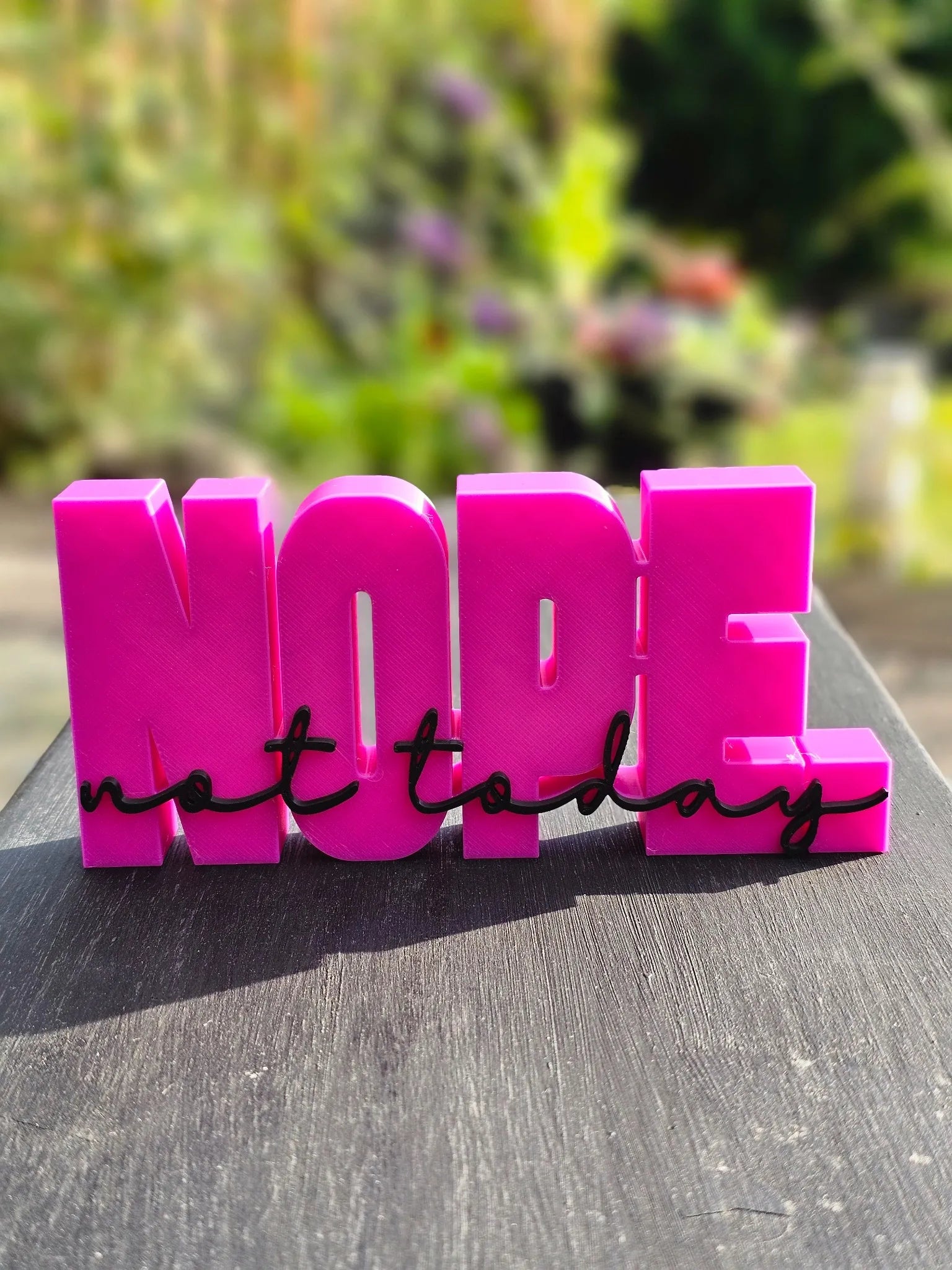 NOPE – not today Aufsteller aus 3D-Druck in Fuchsia mit schwarzer Schrift. Statement-Deko zum Hinstellen in verschiedenen Farben erhältlich.