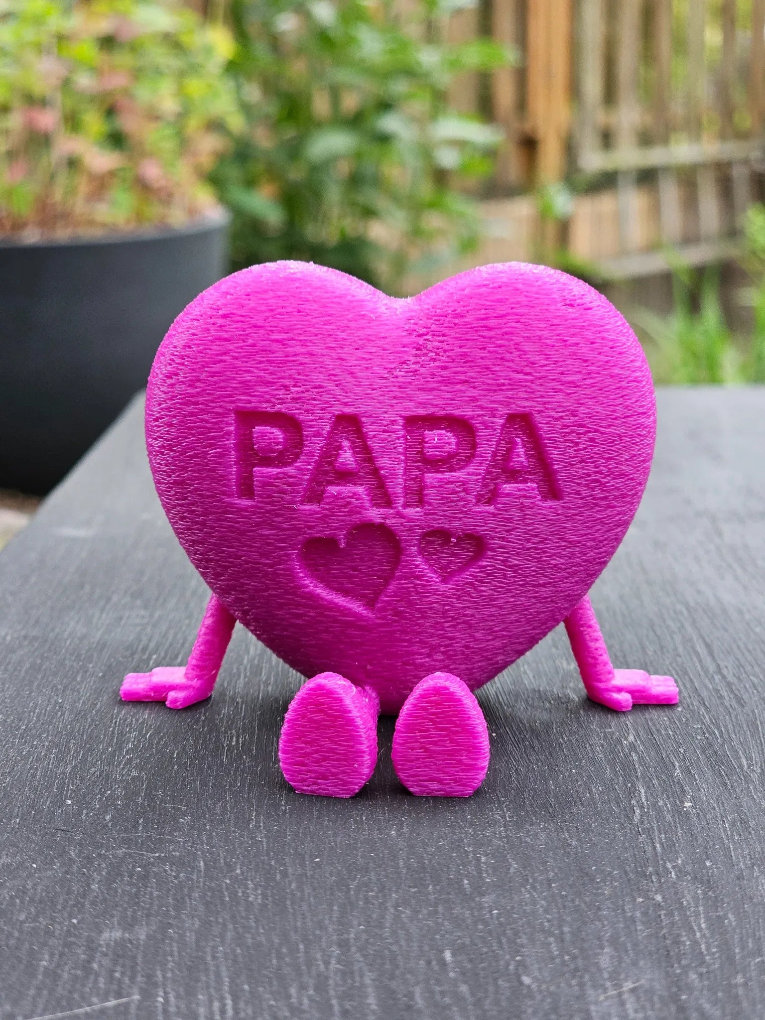 Papa mit Herz - fuchsia – dekorativer 3D-Schriftzug mit Herz, ideales Geschenk für Papa zum Vatertag, Geburtstag oder als persönliche Tischdeko.