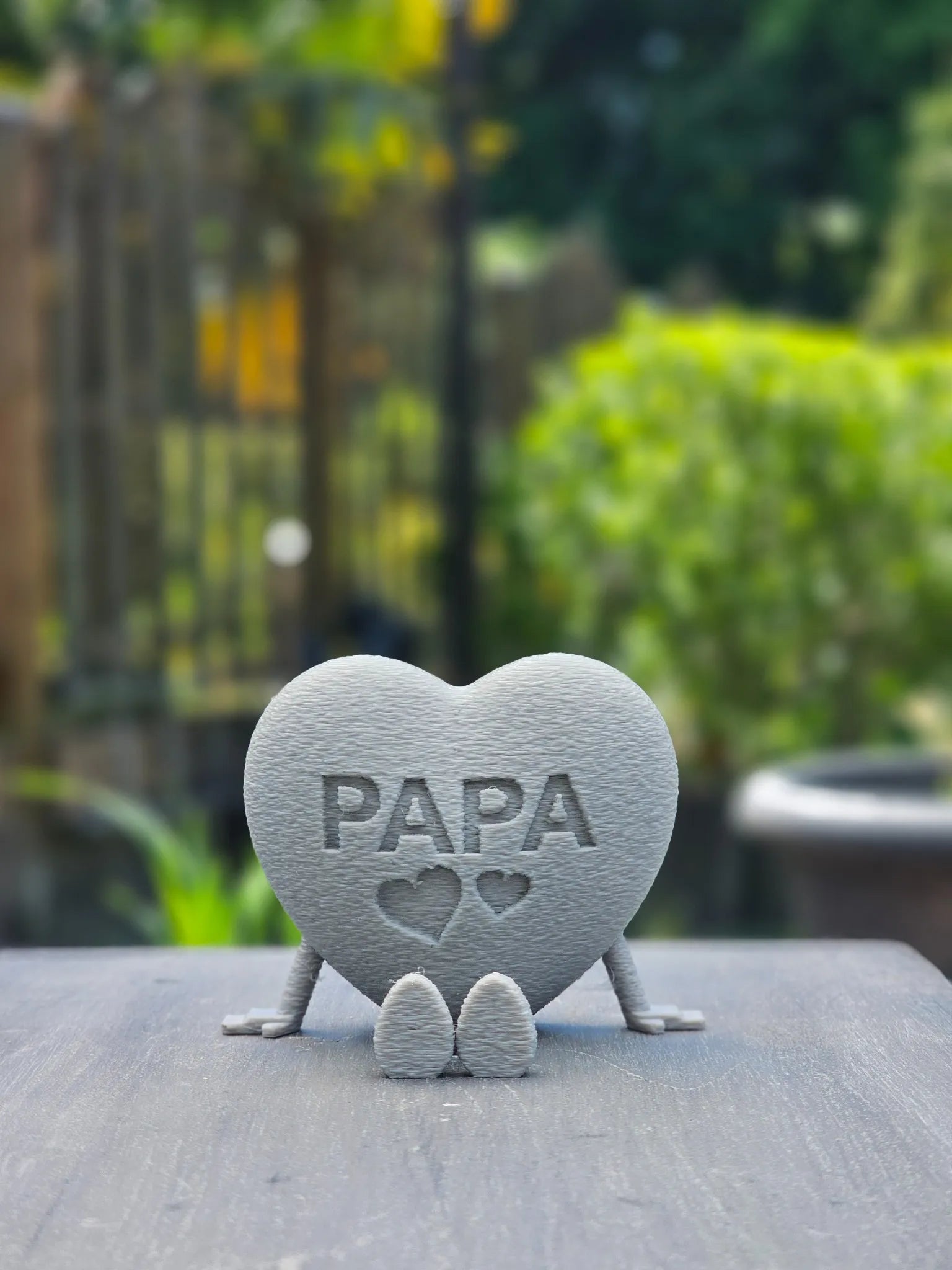 Papa mit Herz - grau – dekorativer 3D-Schriftzug mit Herz, ideales Geschenk für Papa zum Vatertag, Geburtstag oder als persönliche Tischdeko.