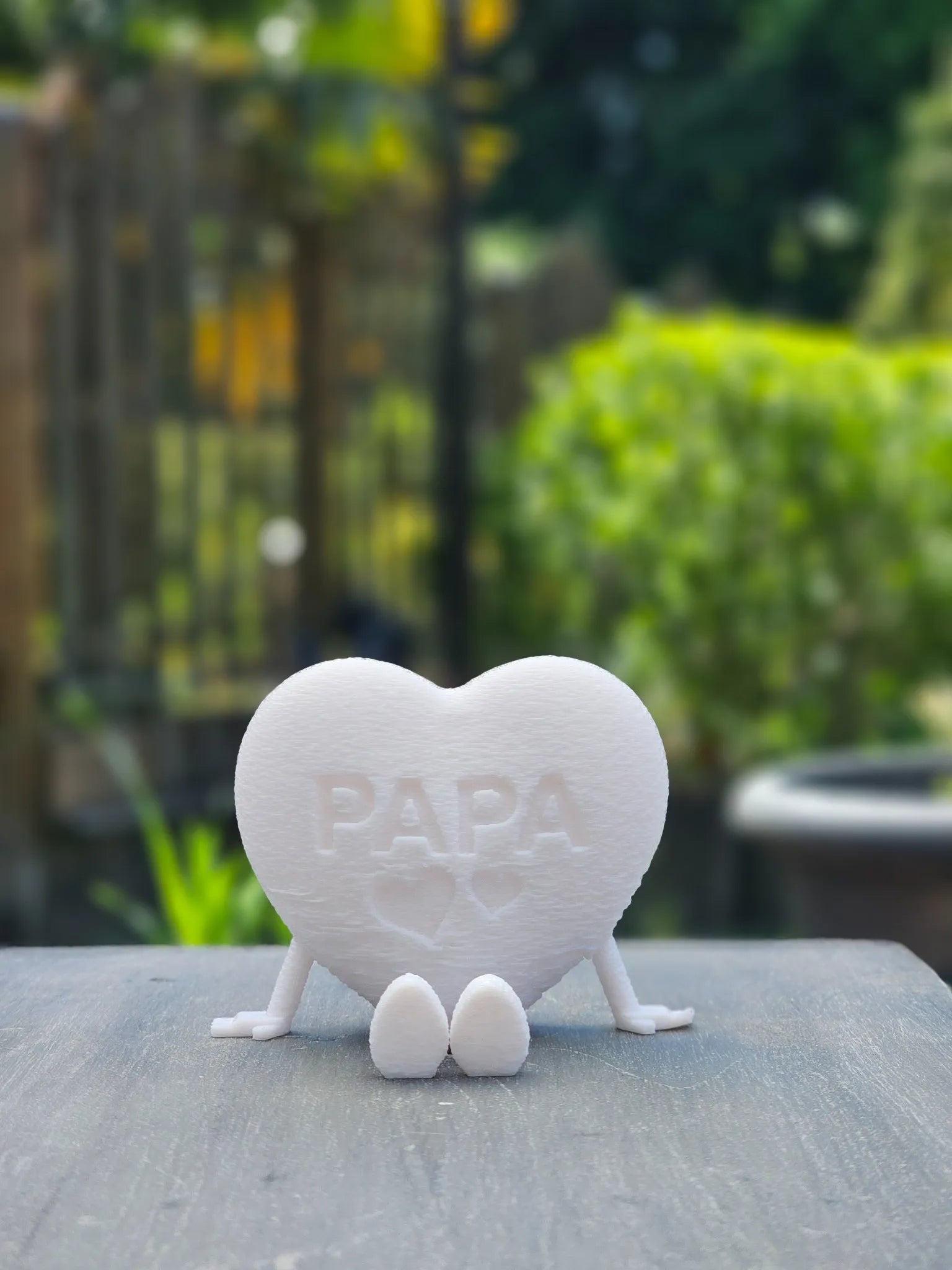 Papa mit Herz - weiss – dekorativer 3D-Schriftzug mit Herz, ideales Geschenk für Papa zum Vatertag, Geburtstag oder als persönliche Tischdeko.