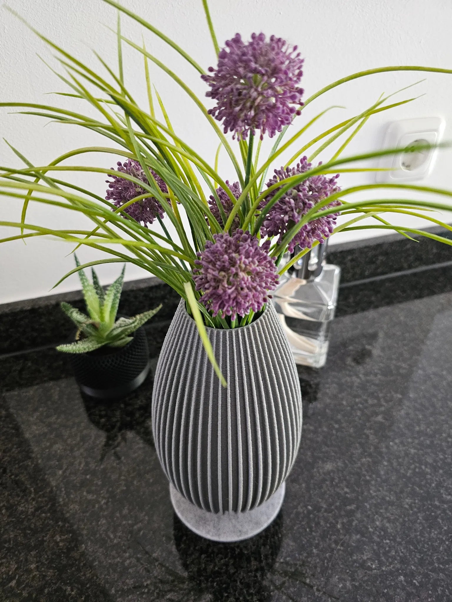 Sereno Vase – graue moderne Vase im minimalistischen Look, aus 3D-Druck gefertigt.