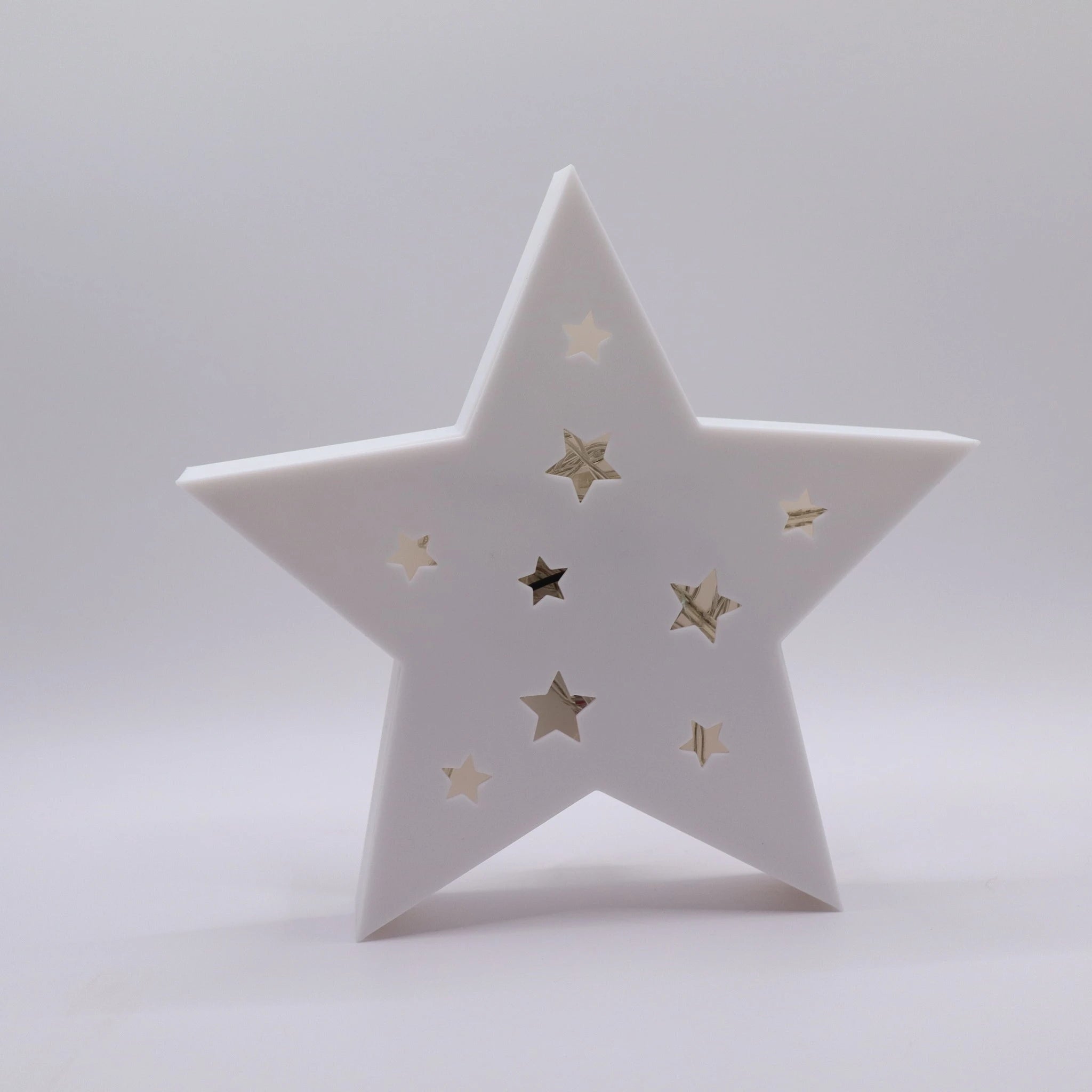 SilentStar Deko Stern aus 3D Druck in Cremeweiß – Vorderansicht mit Sternenmotiv