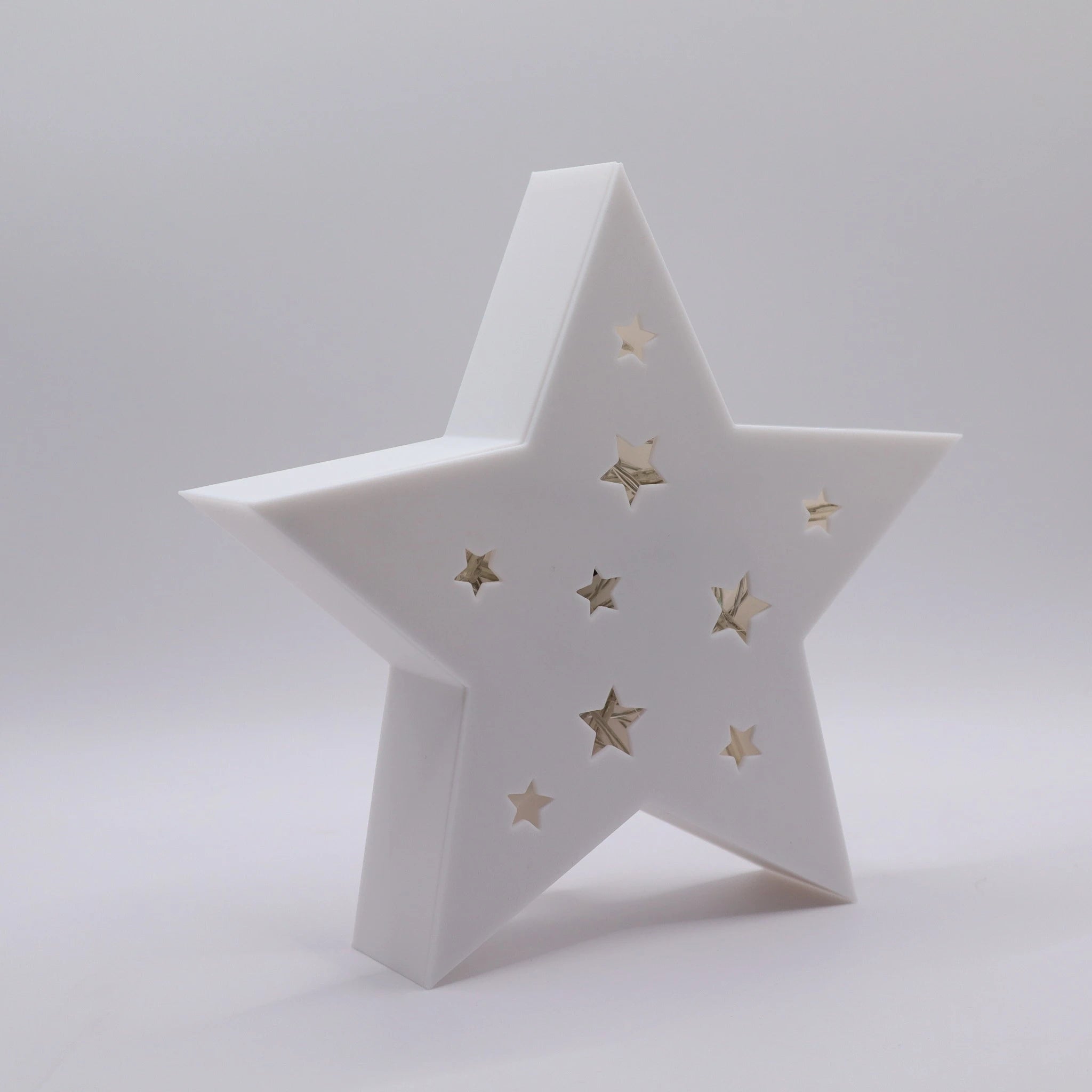 SilentStar Weihnachtsstern in Weiß – schräge Ansicht mit Sternenöffnungen