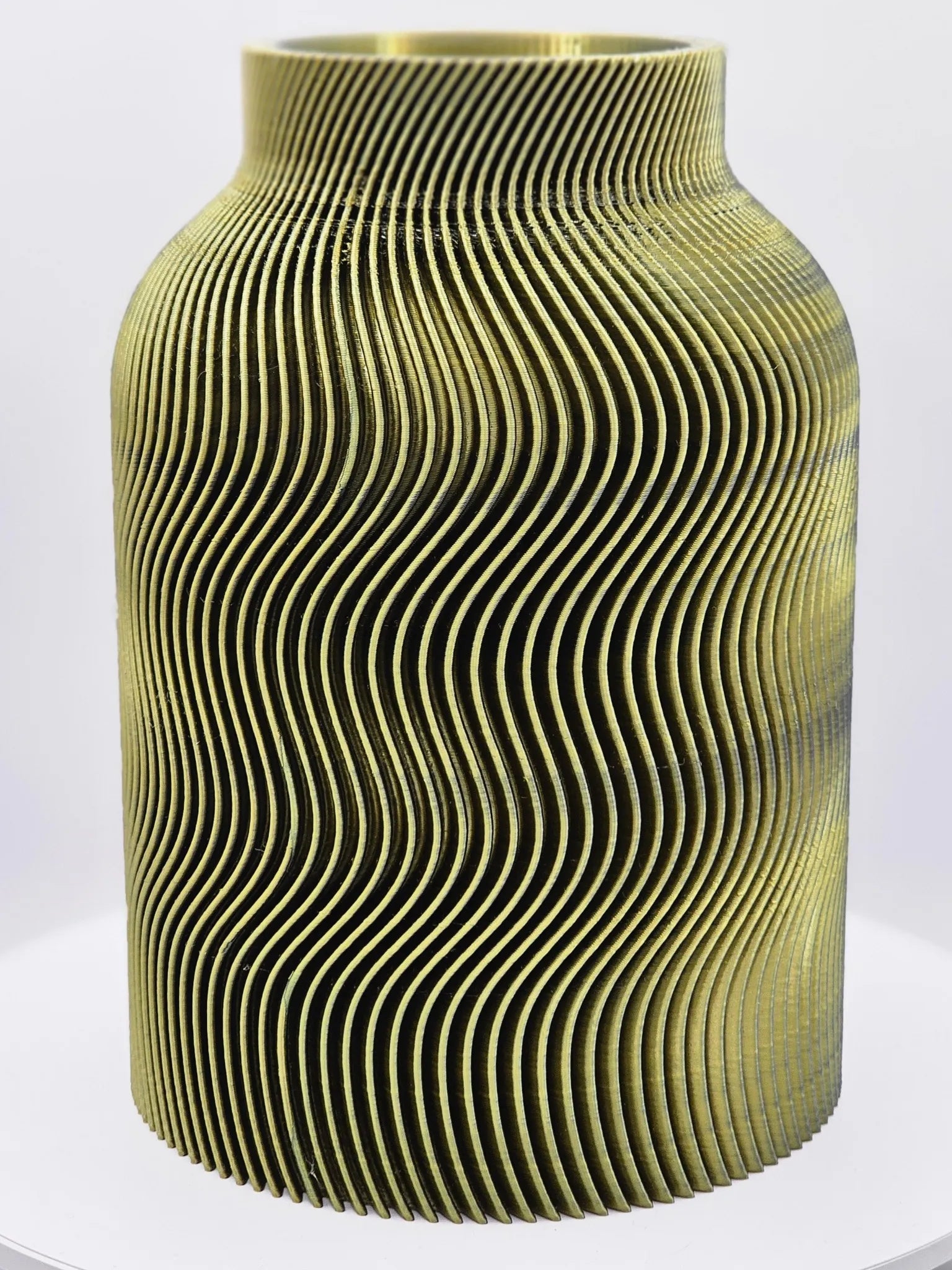 WaveGlow Vase – goldschwarzer 3D-Druck mit fließender Form, wasserfest & dezent elegant.