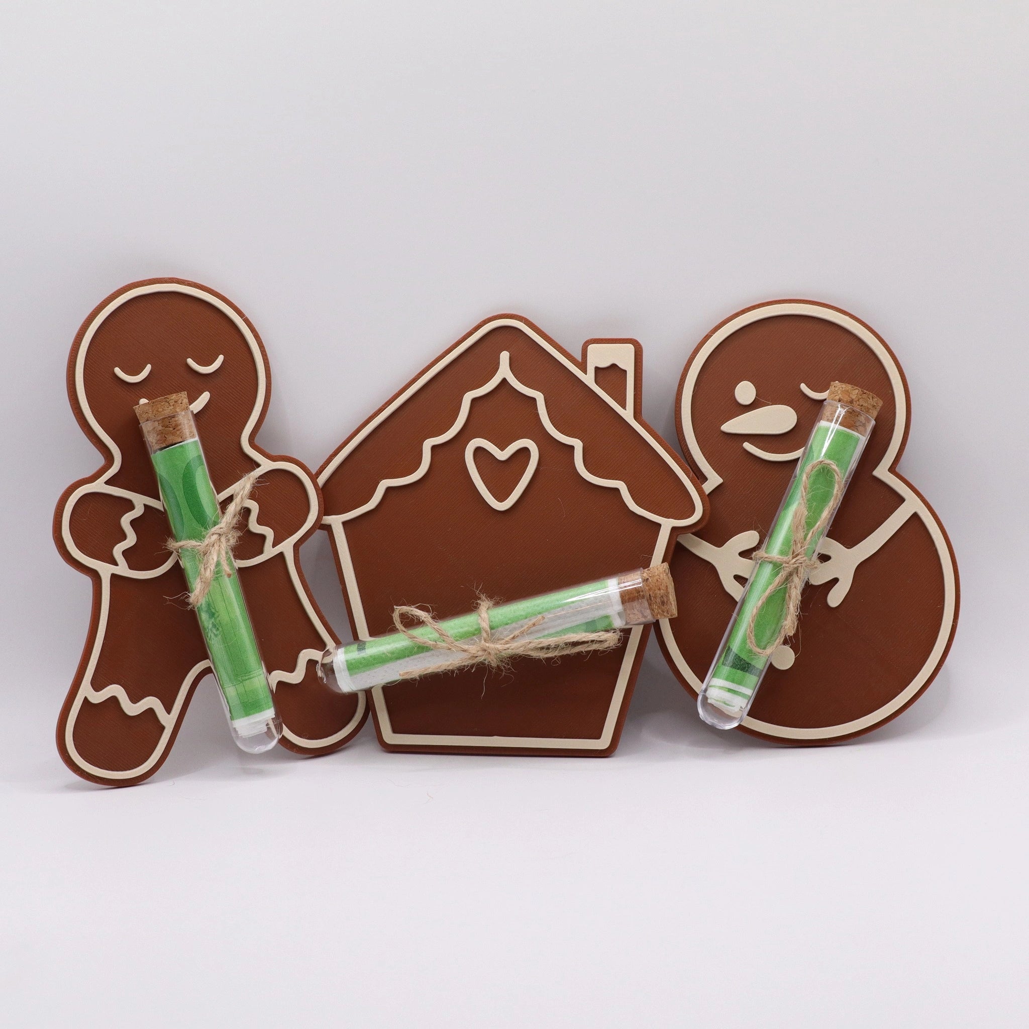 Drei WunschWerk Karten – Lebkuchenhaus, Lebkuchenmann und Schneemann mit Reagenzgläsern als festliches Geldgeschenk von Mudivo