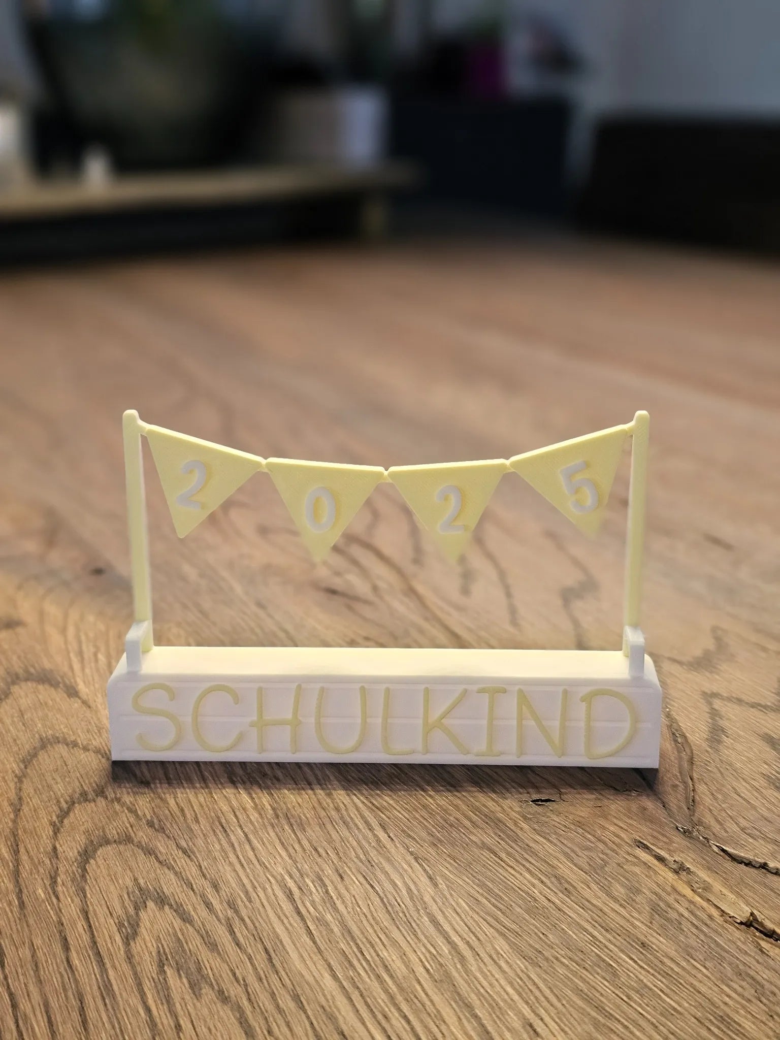 Aufsteller „Bye Kindergarten – Hallo Schulstart!“ 2025 in mandelgelb – das freche Geschenk zur Einschulung