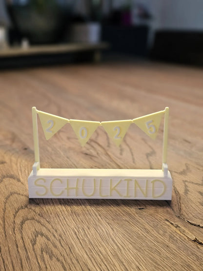 Aufsteller „Bye Kindergarten – Hallo Schulstart!“ 2025 in mandelgelb – das freche Geschenk zur Einschulung