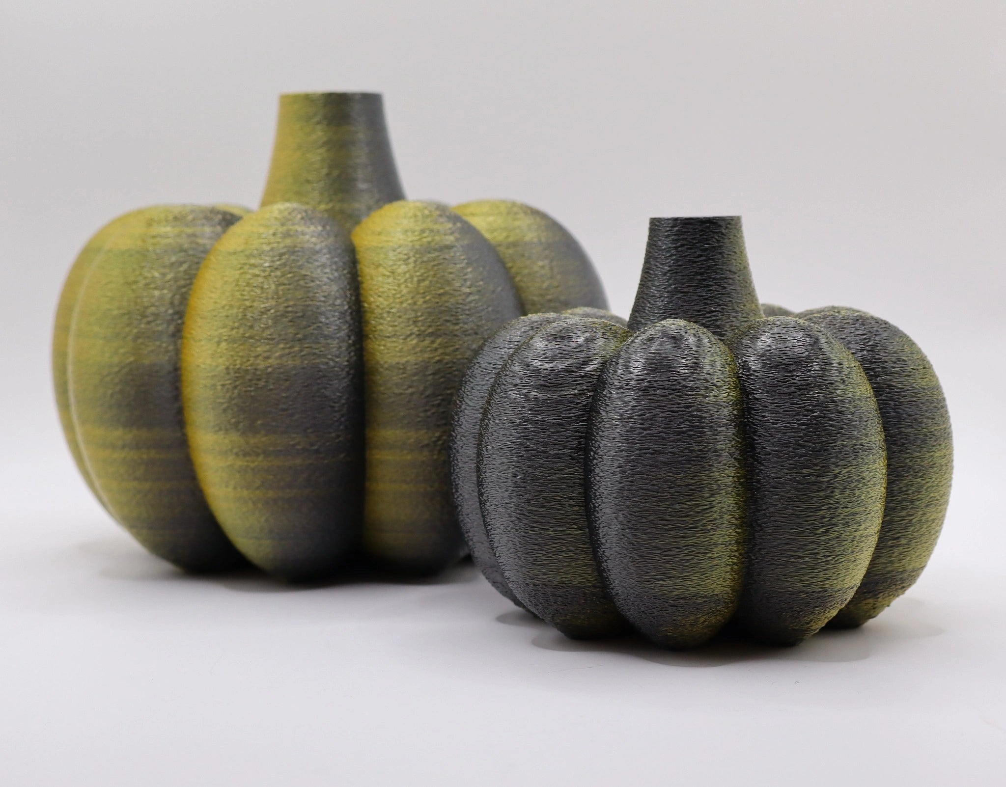 Moderne Kuerbis-Vase in Schwarz-God, stilvolle Tischdekoration