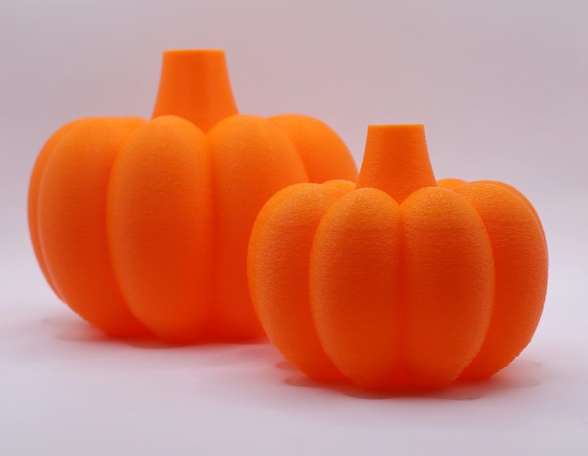 Auffällige Kuerbis-Vase in Orange, moderne und leuchtende Herbstdeko