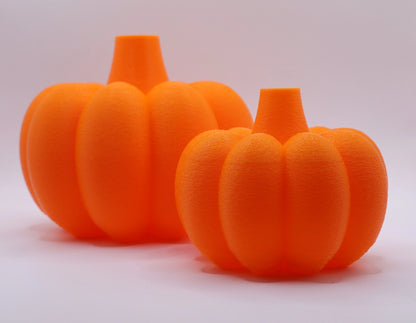 Auffällige Kuerbis-Vase in Orange, moderne und leuchtende Herbstdeko