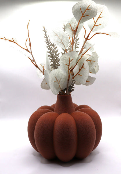 Braune 3D-Kürbis-Vase mit dekorativen Trockenblumen in Weiß und Beige