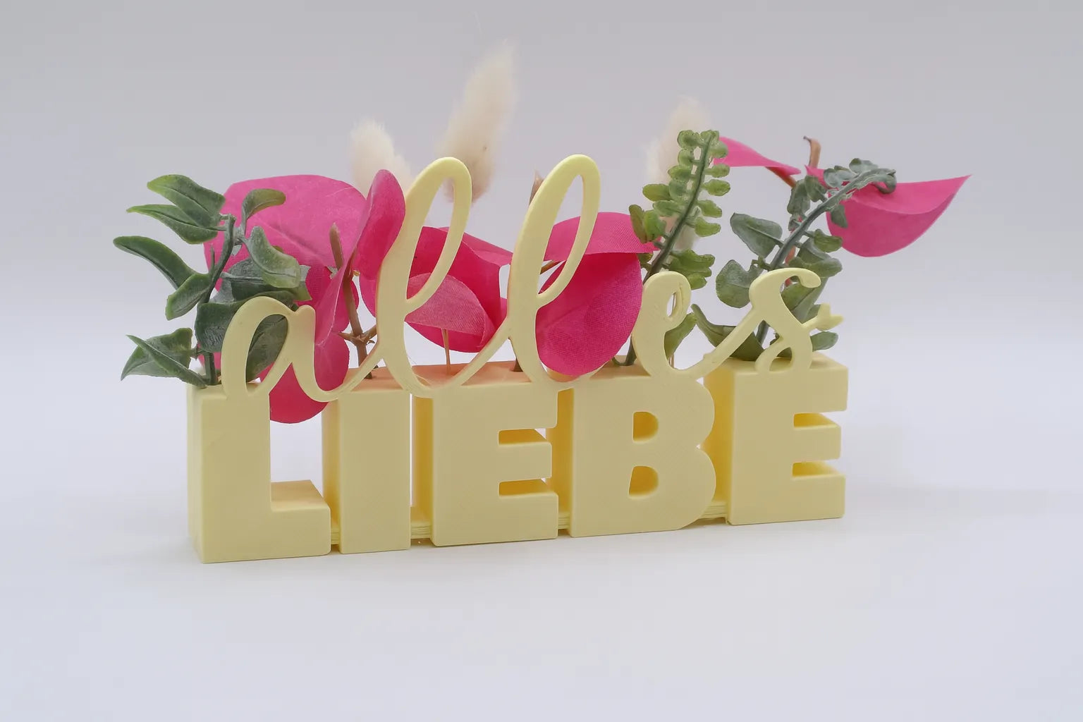 LiebeDeluxe® 3D-Aufsteller mit „Alles Liebe“-Schriftzug in Mandelgelb, mit Öffnungen für Blumen oder Geldscheine