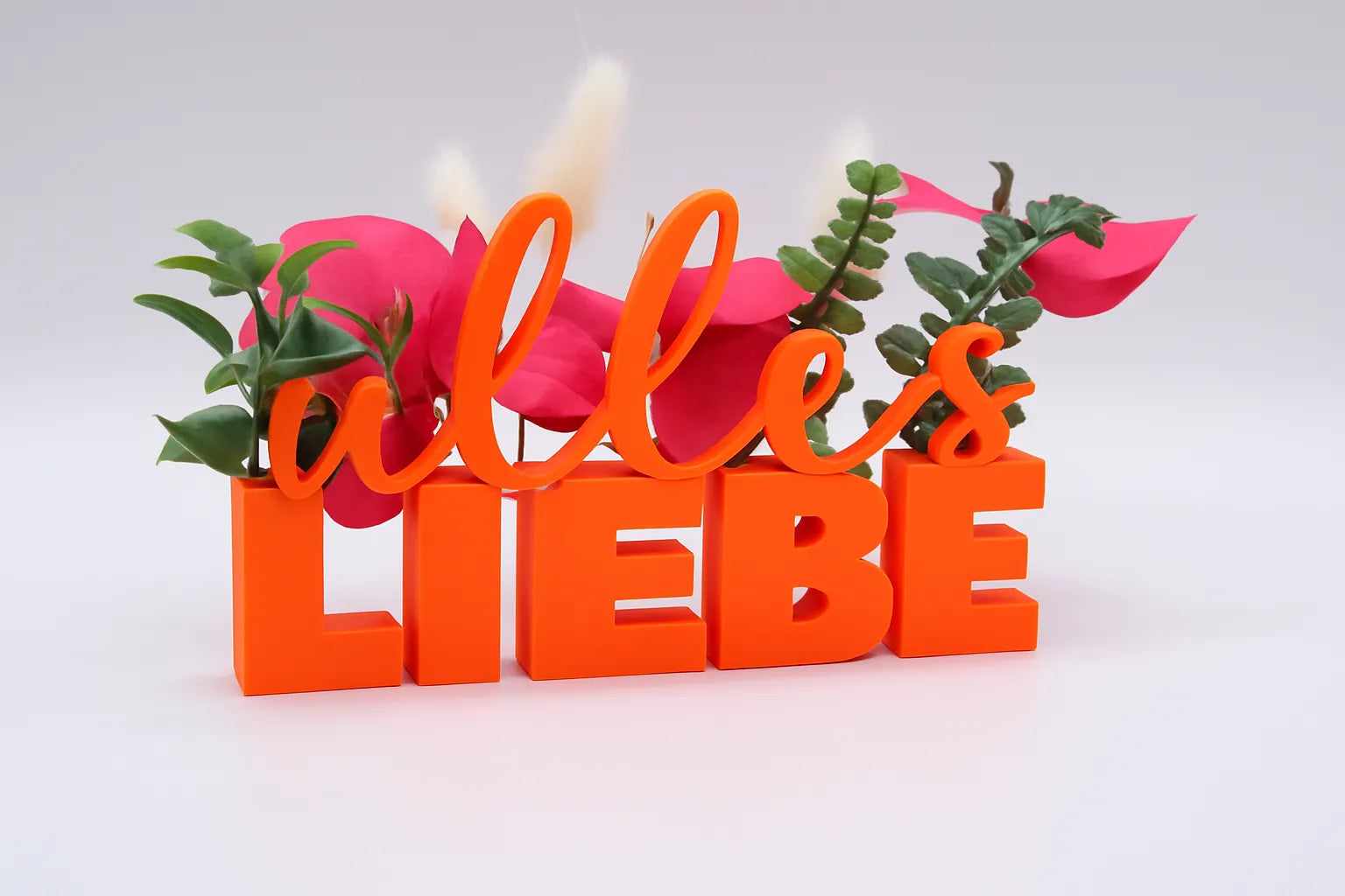 LiebeDeluxe® 3D-Aufsteller mit „Alles Liebe“-Schriftzug in Orange, mit Öffnungen für Blumen oder Geldscheine