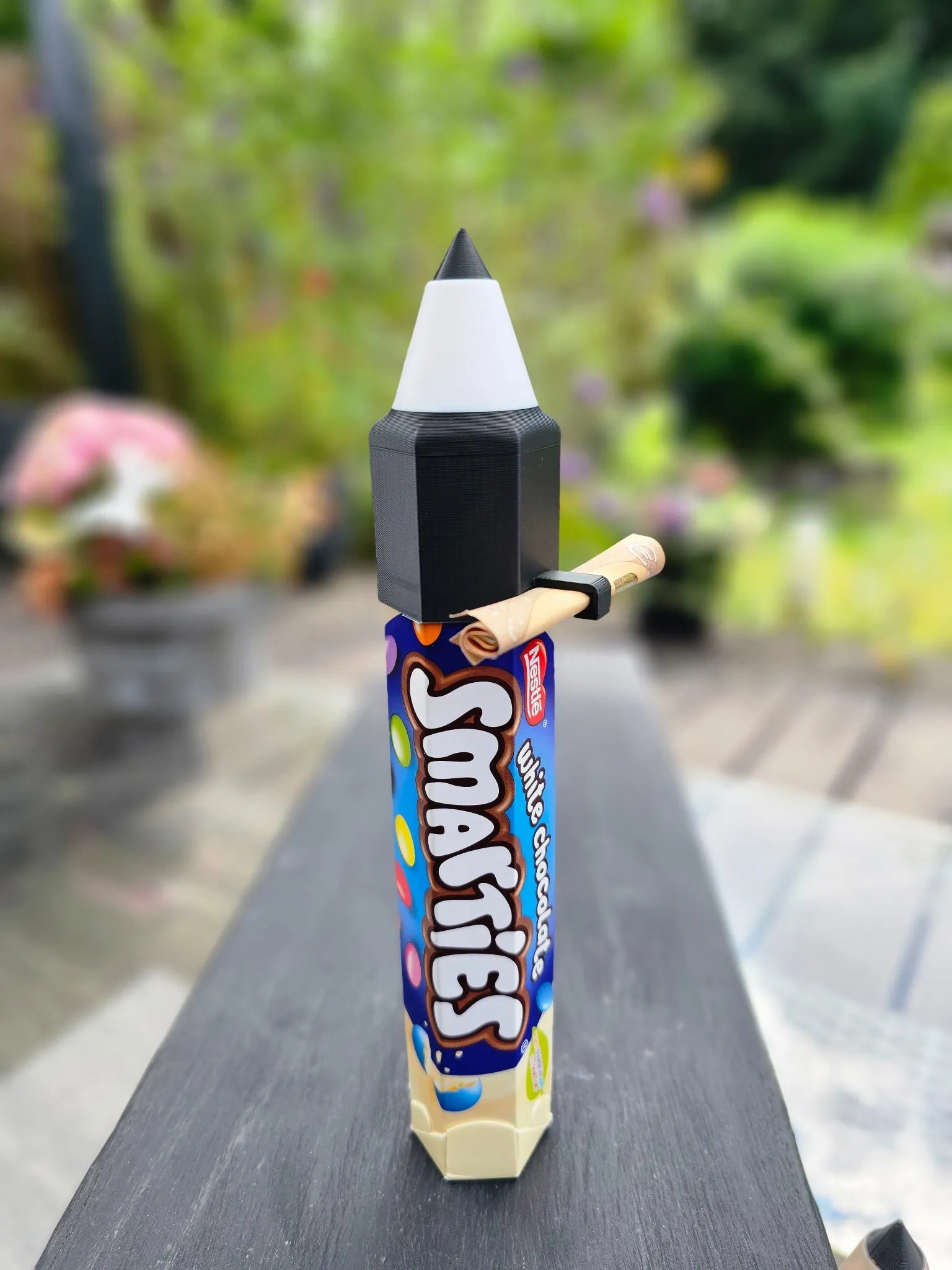 SchulRakete mit weißer Spitze auf Smarties-Rolle – schlicht und stark für den Schulanfang