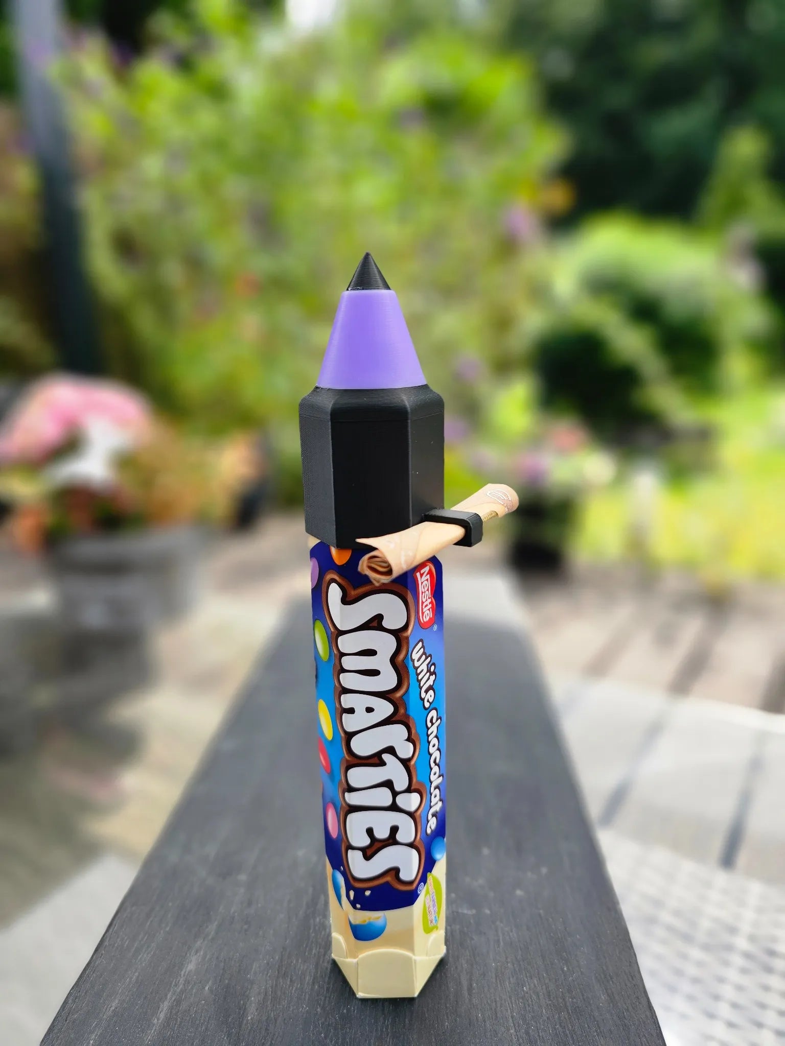 SchulRakete mit lilafarbener Spitze auf Smarties-Rolle, perfektes Geschenk zur Einschulung
