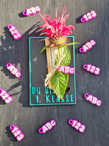 WunschWerk Geldgeschenk mit „Du bist 1. Klasse“-Schrift, dekorativer Blume und Zahlen- und Buchstabenstreudeko