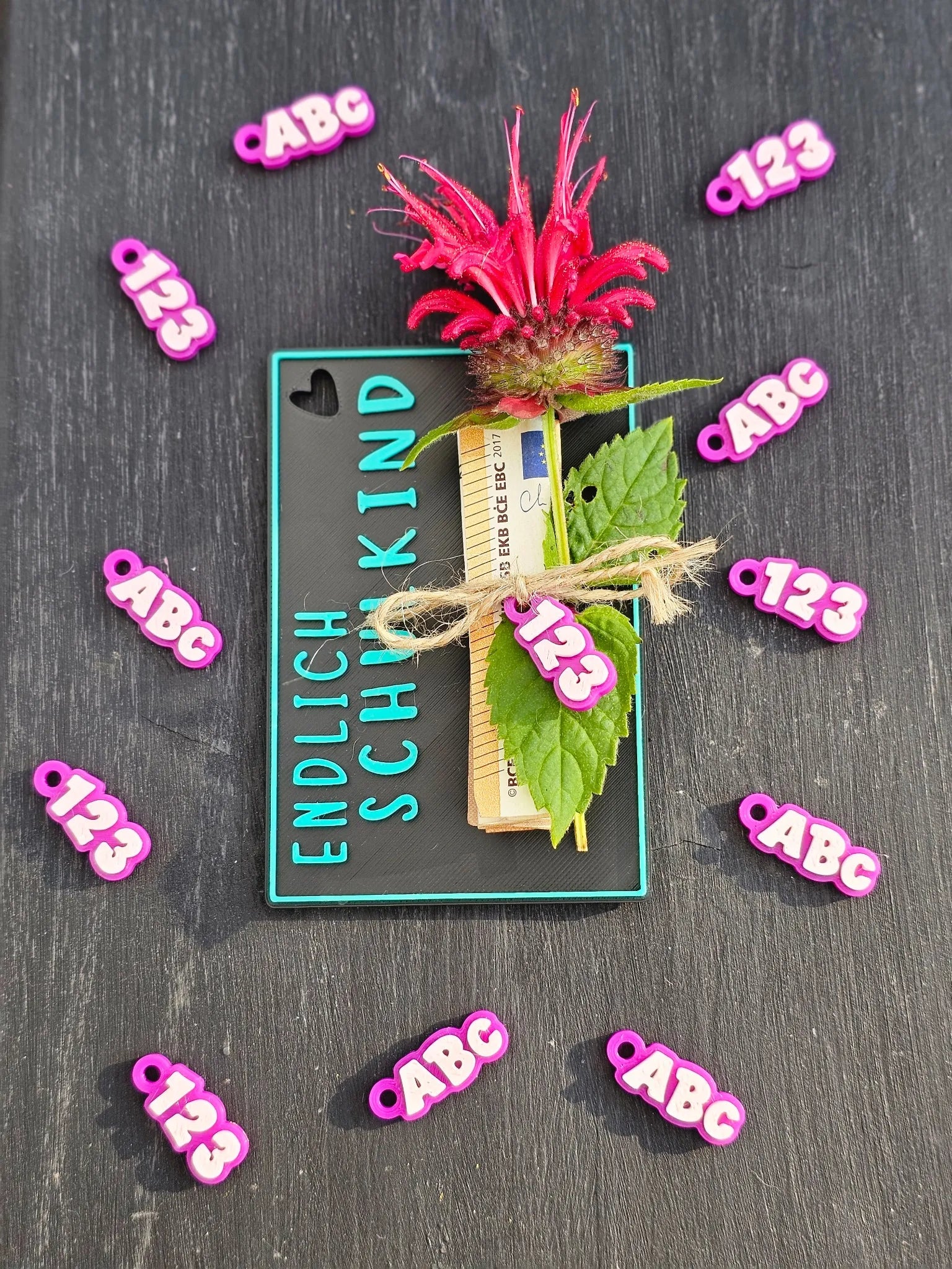 Geldgeschenk-Karte mit Schriftzug „Endlich Schulkind“, pinker Blume und 3D-Zahlen als Dekoration

