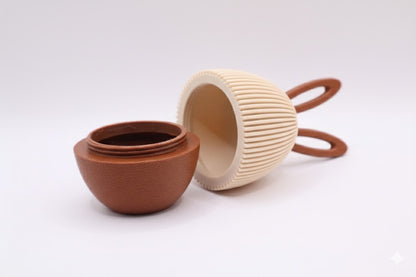 Geöffnetes Arcana Egg zweifarbig in Braun und Beige mit Hasenohren, zweiteiliges 3D-Druck Designobjekt mit Innenraum für kleine Geschenke oder Geldscheine