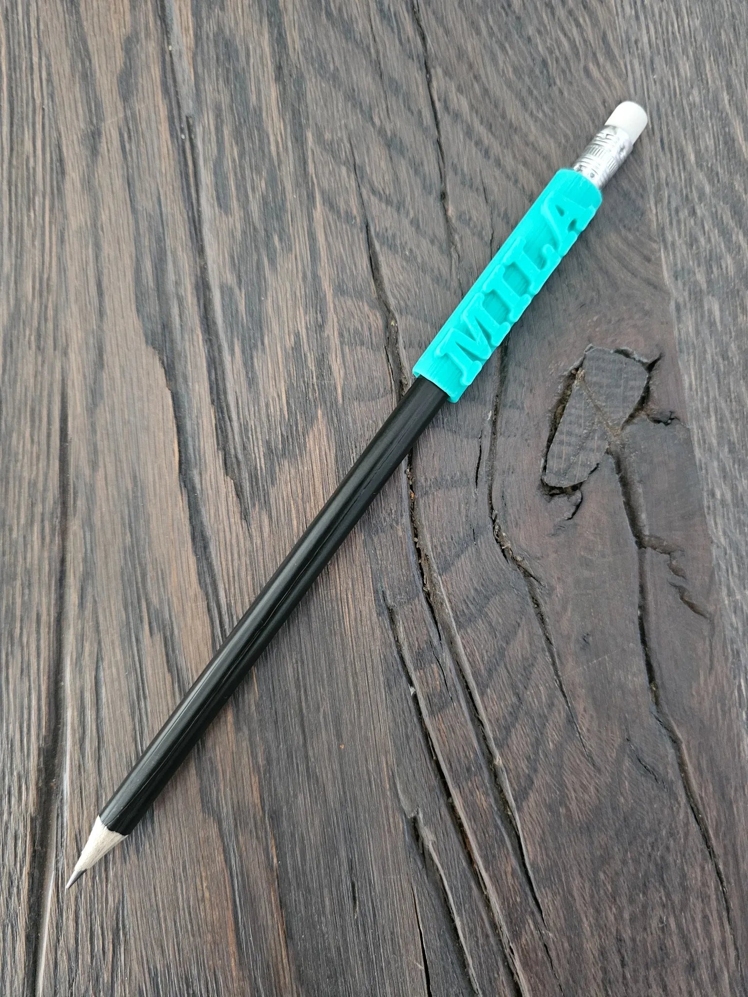 Schwarzer Bleistift mit türkisfarbenem 3D-Namensclip ‚MILA‘ – ideal für Schule und Einschulung