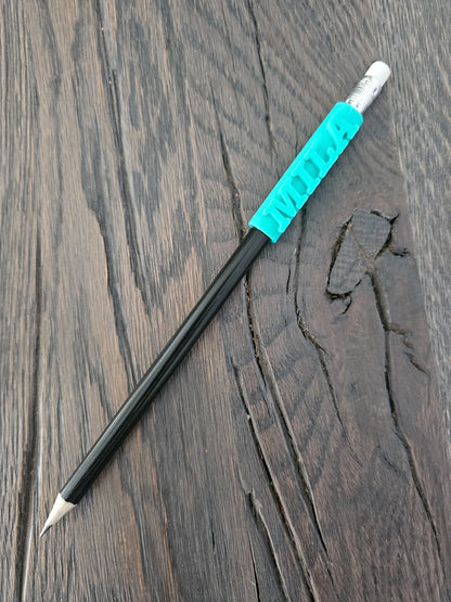 Schwarzer Bleistift mit türkisfarbenem 3D-Namensclip ‚MILA‘ – ideal für Schule und Einschulung