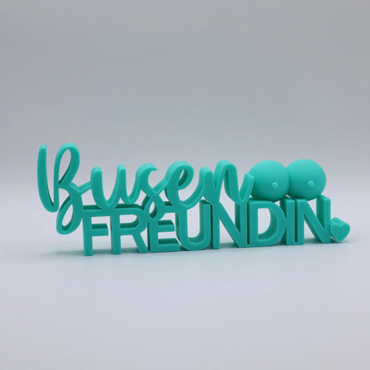 3D-gedrucktes Deko-Statement in Mint mit dem Schriftzug Busenfreundin, verziert mit Busen-Symbolen und Herz
