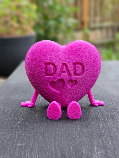 DAD mit Herz -fuschsia- dekorativer 3D-Schriftzug mit Herzsymbol. Perfekt als Vatertagsgeschenk oder liebevolle Deko für Papas Lieblingsplatz.
