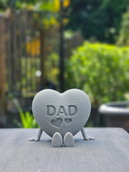 DAD mit Herz -grau- dekorativer 3D-Schriftzug mit Herzsymbol. Perfekt als Vatertagsgeschenk oder liebevolle Deko für Papas Lieblingsplatz.