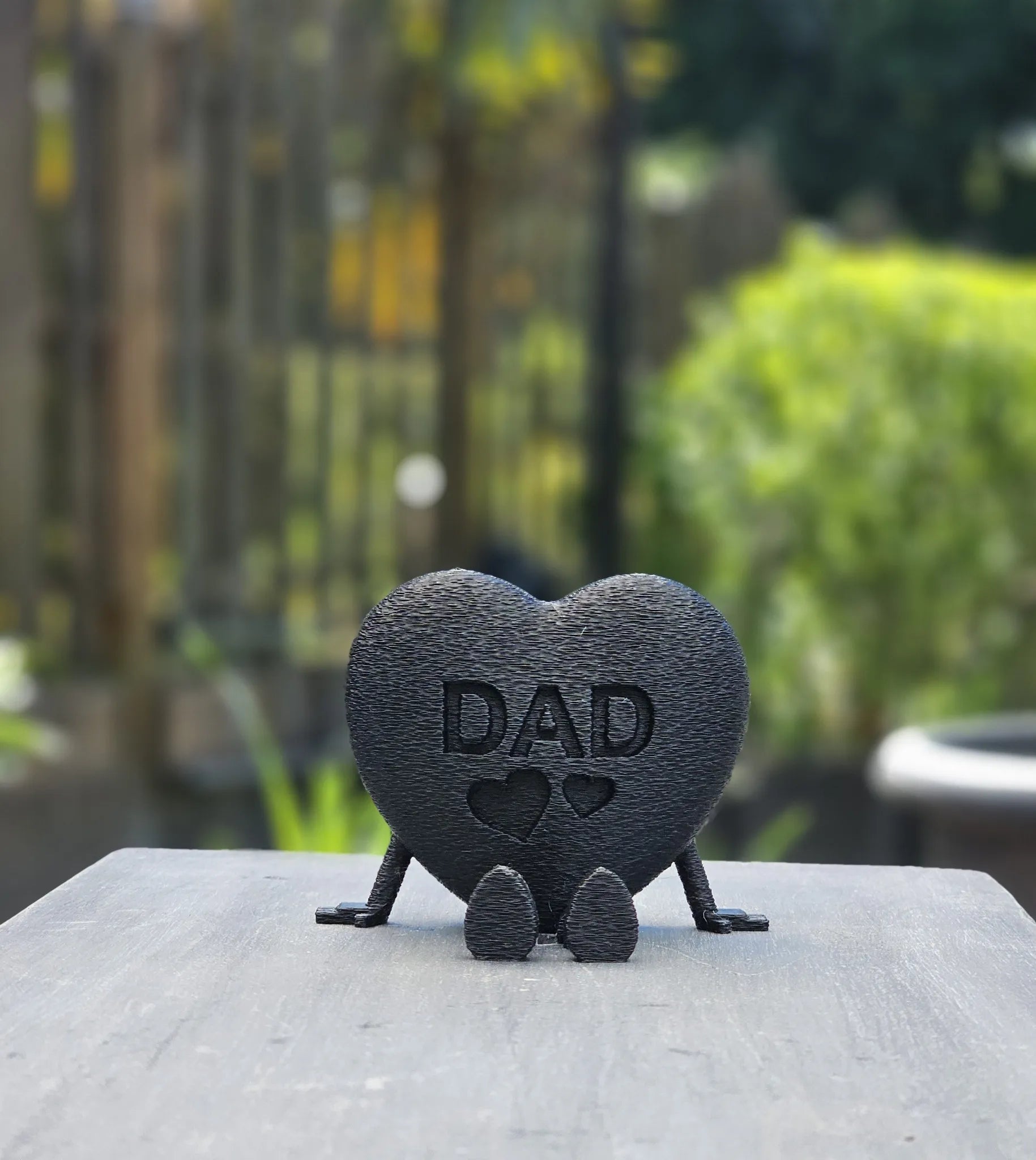 DAD mit Herz -schwarz- dekorativer 3D-Schriftzug mit Herzsymbol. Perfekt als Vatertagsgeschenk oder liebevolle Deko für Papas Lieblingsplatz.