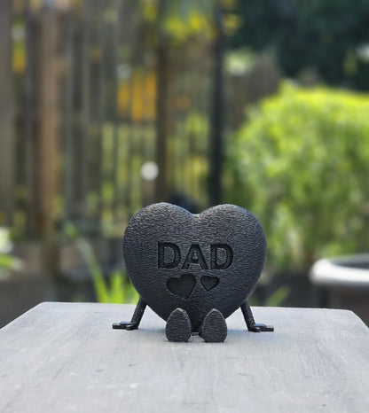 DAD mit Herz -schwarz- dekorativer 3D-Schriftzug mit Herzsymbol. Perfekt als Vatertagsgeschenk oder liebevolle Deko für Papas Lieblingsplatz.