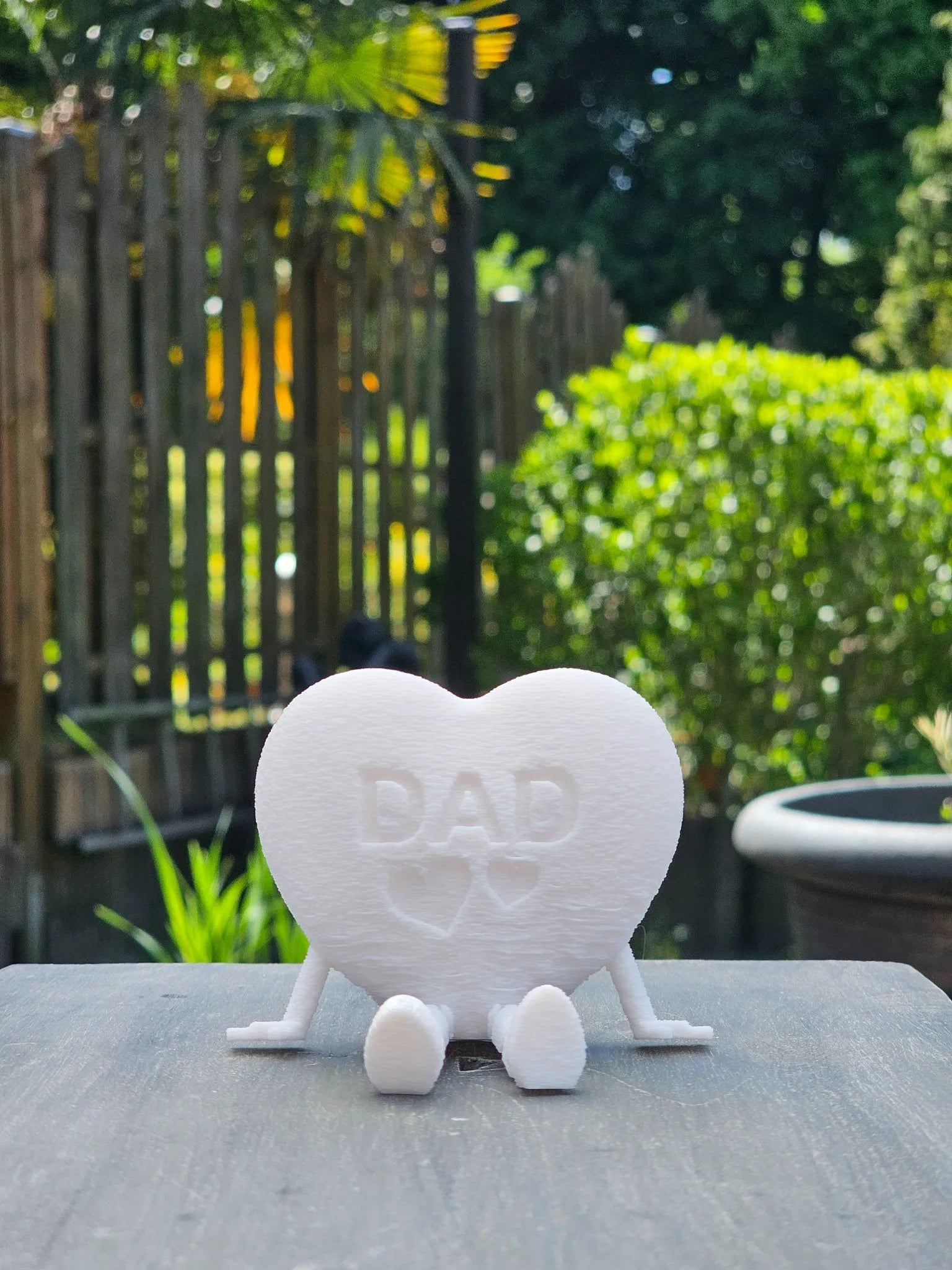 DAD mit Herz -weiß- dekorativer 3D-Schriftzug mit Herzsymbol. Perfekt als Vatertagsgeschenk oder liebevolle Deko für Papas Lieblingsplatz.