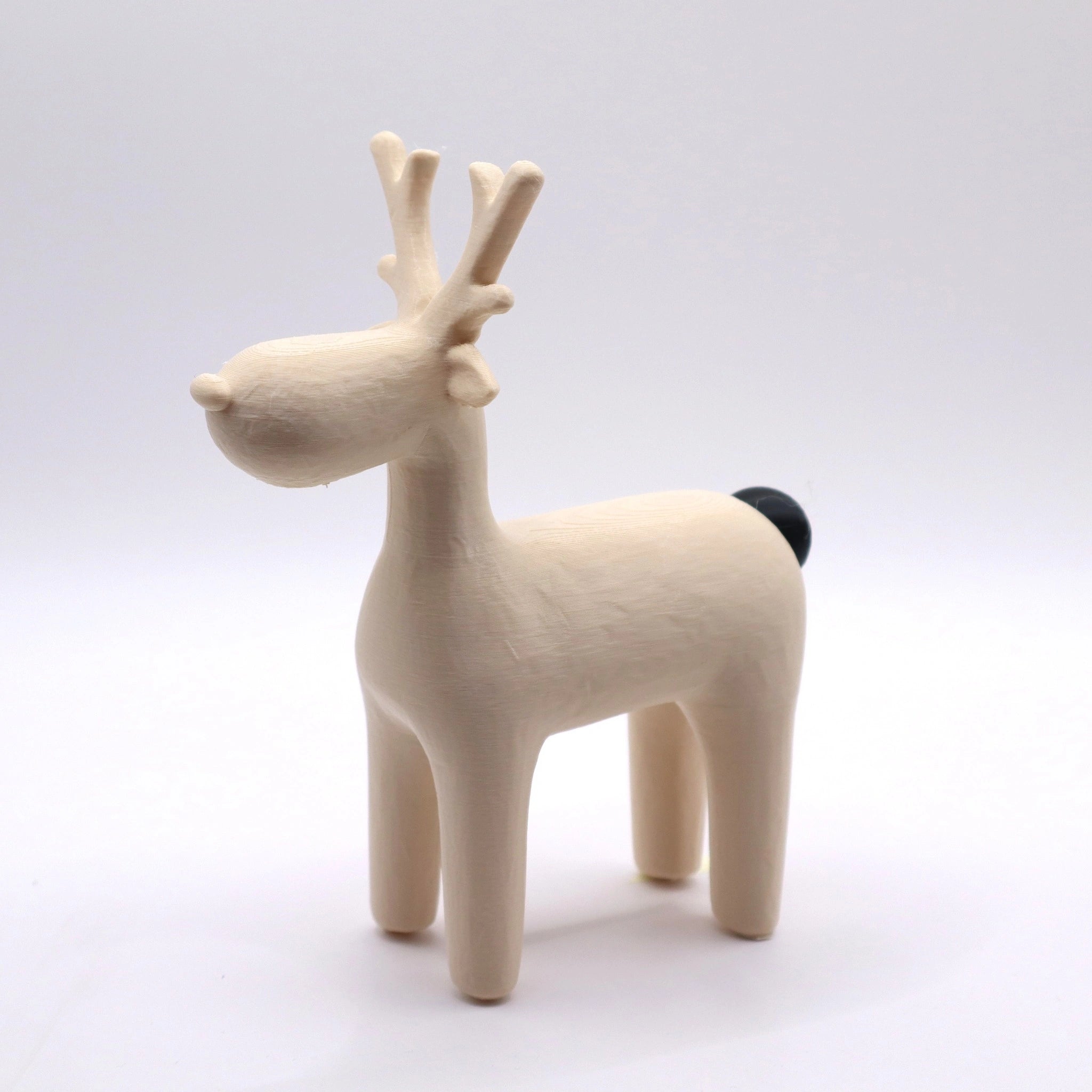 Mittleres Rentier in Beige mit schwarzem Hinterteil – moderne Weihnachtsfigur im Skandi-Design