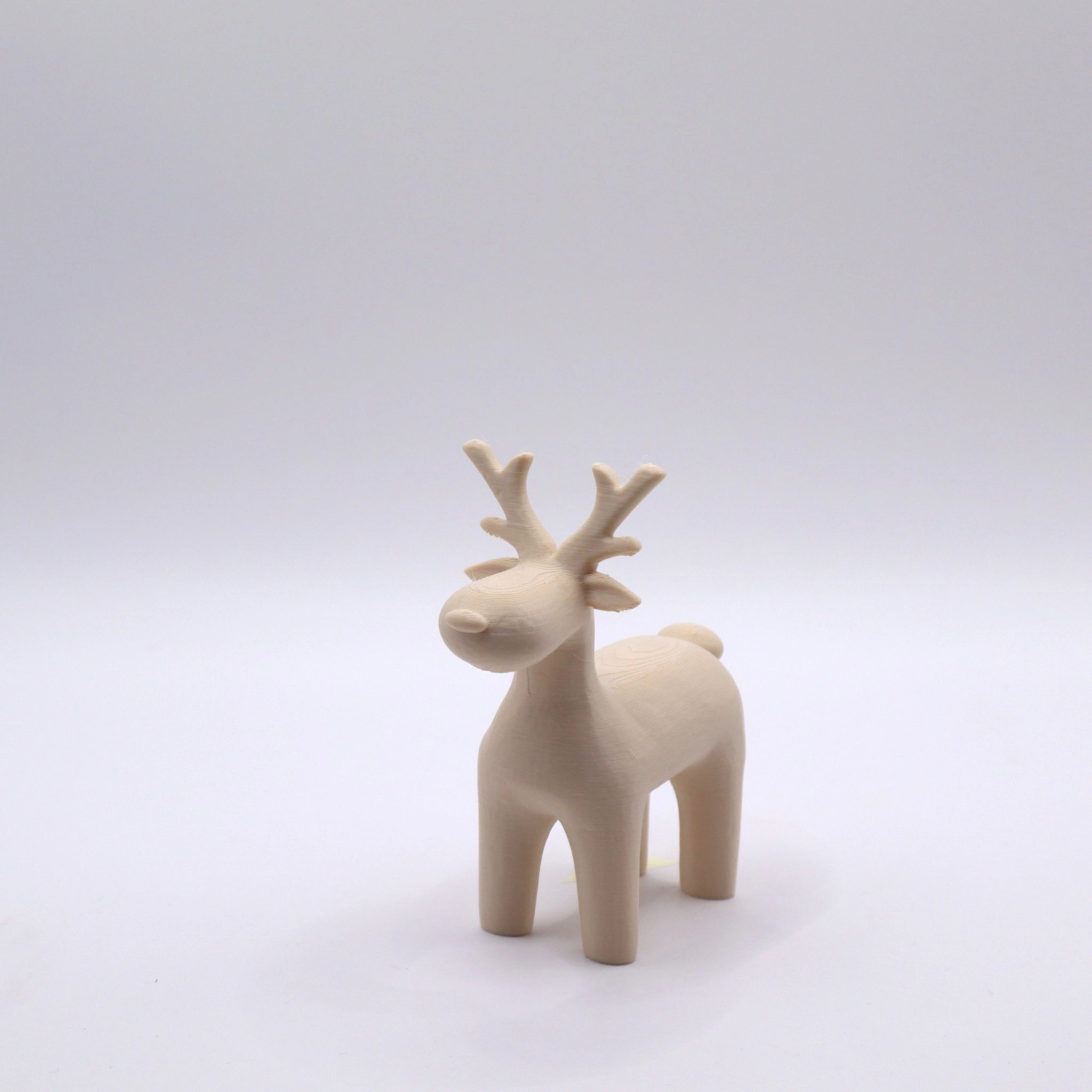 Kleines Rentier in Beige  – stilvolle 3D-Deko mit Holzoptik