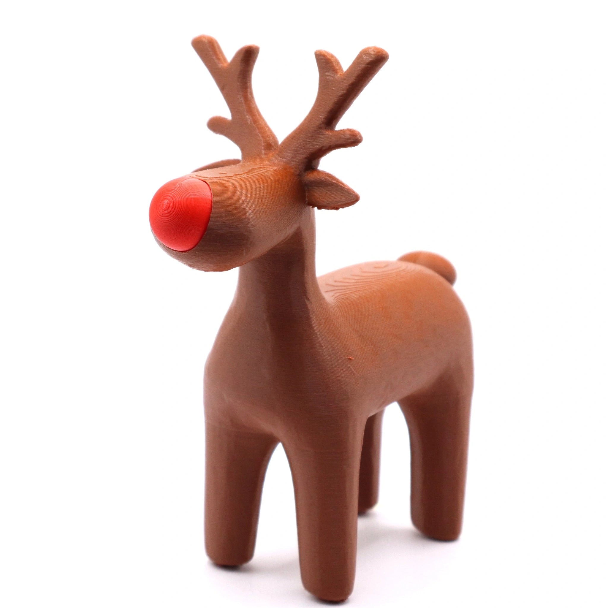 Großes Rentier in Braun mit roter Nase – moderne Weihnachtsdeko im Skandi-Stil