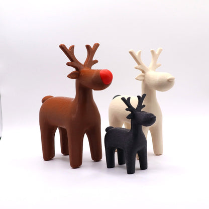 Drei Rentier-Figuren aus 3D-Druck: Braun mit roter Nase, Weiß und Schwarz – elegante Kombination im Mudivo-Stil
