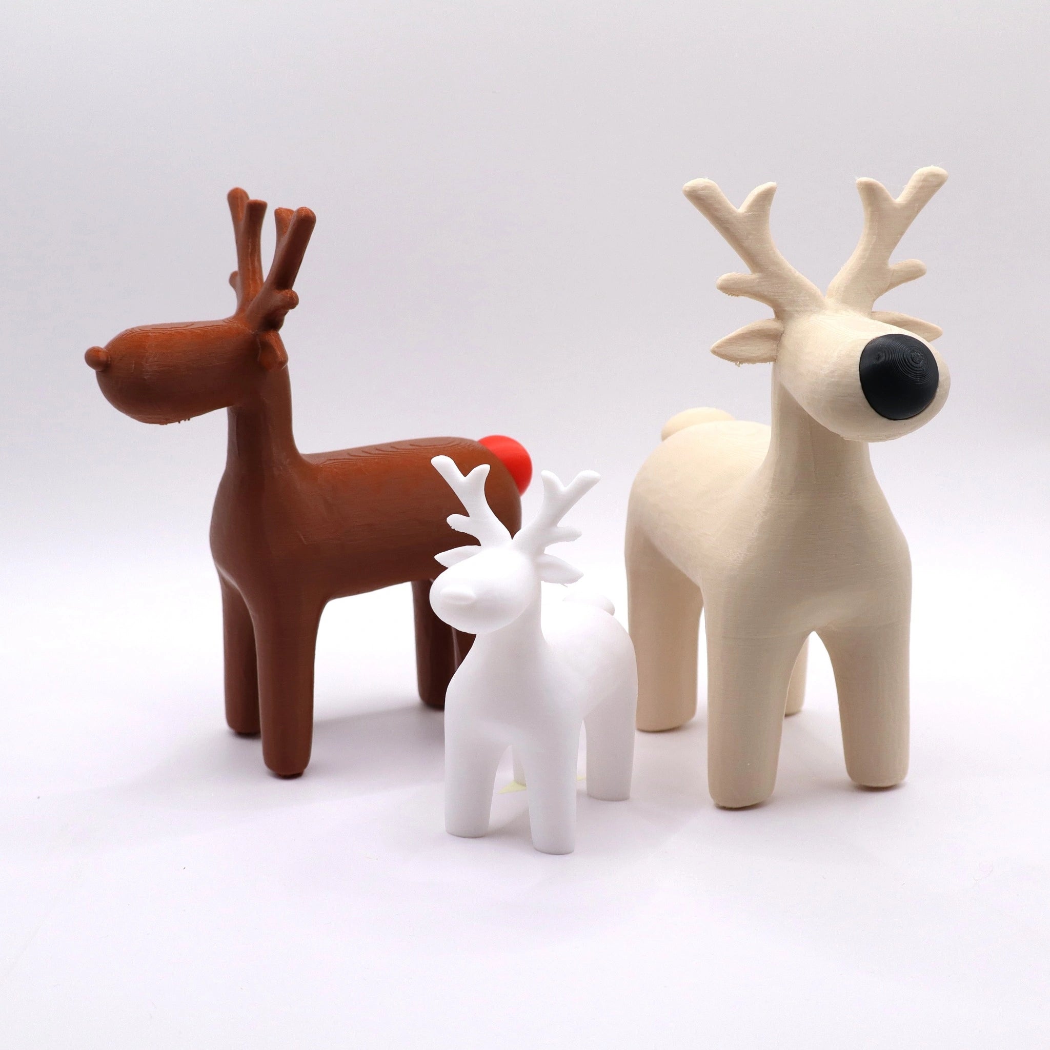 Drei Rentiere in Braun, Beige und Weiß – festliches DeerDeluxe Bundle mit schwarzer Nase und rotem Hinterteil. Moderne 3D-gedruckte Weihnachtsdeko im Skandi-Stil.