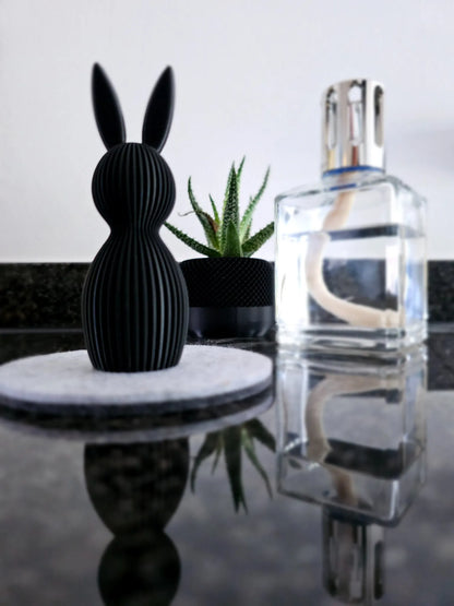 Fabbit – stilvoller schwarzer Osterhase aus dem 3D-Drucker, charmante Figur mit Schlappohren für moderne Frühlingsdeko oder als Design-Akzent.