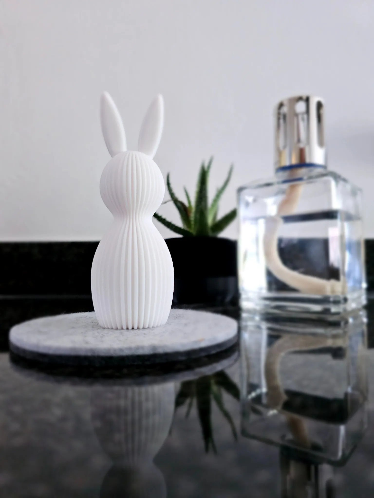 Fabbit – kleiner weißer 3D-Osterhase mit süßen Details, perfekte Tisch- oder Frühlingsdeko.