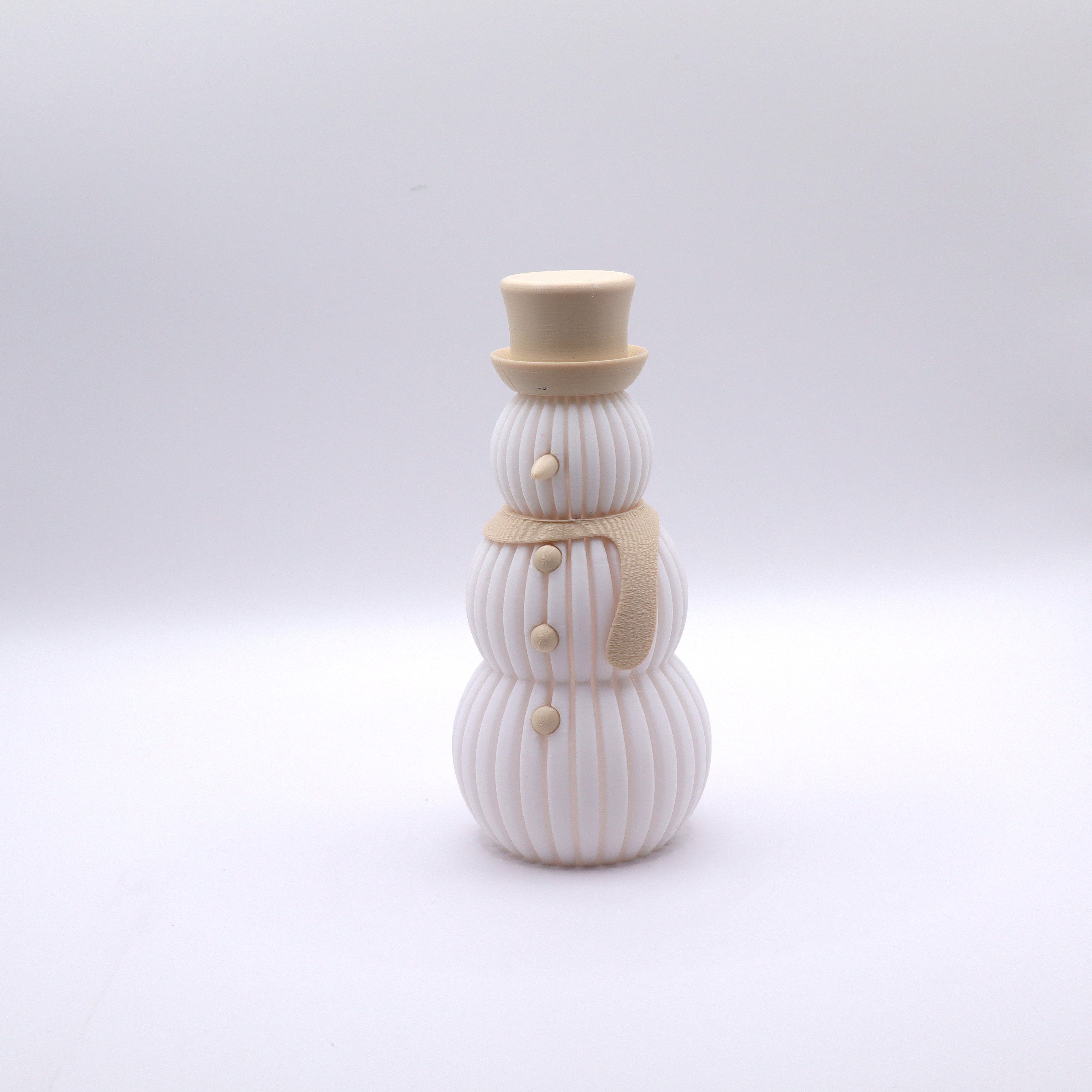 FrostyGlow in Beige – stilvoller Schneemann mit Hut und Schal, warme und elegante Winterdeko von Mudivo