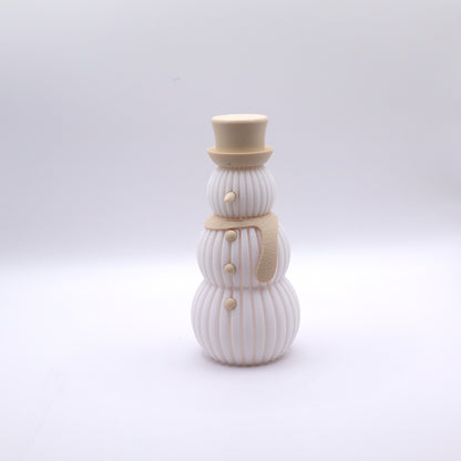 FrostyGlow in Beige – stilvoller Schneemann mit Hut und Schal, warme und elegante Winterdeko von Mudivo