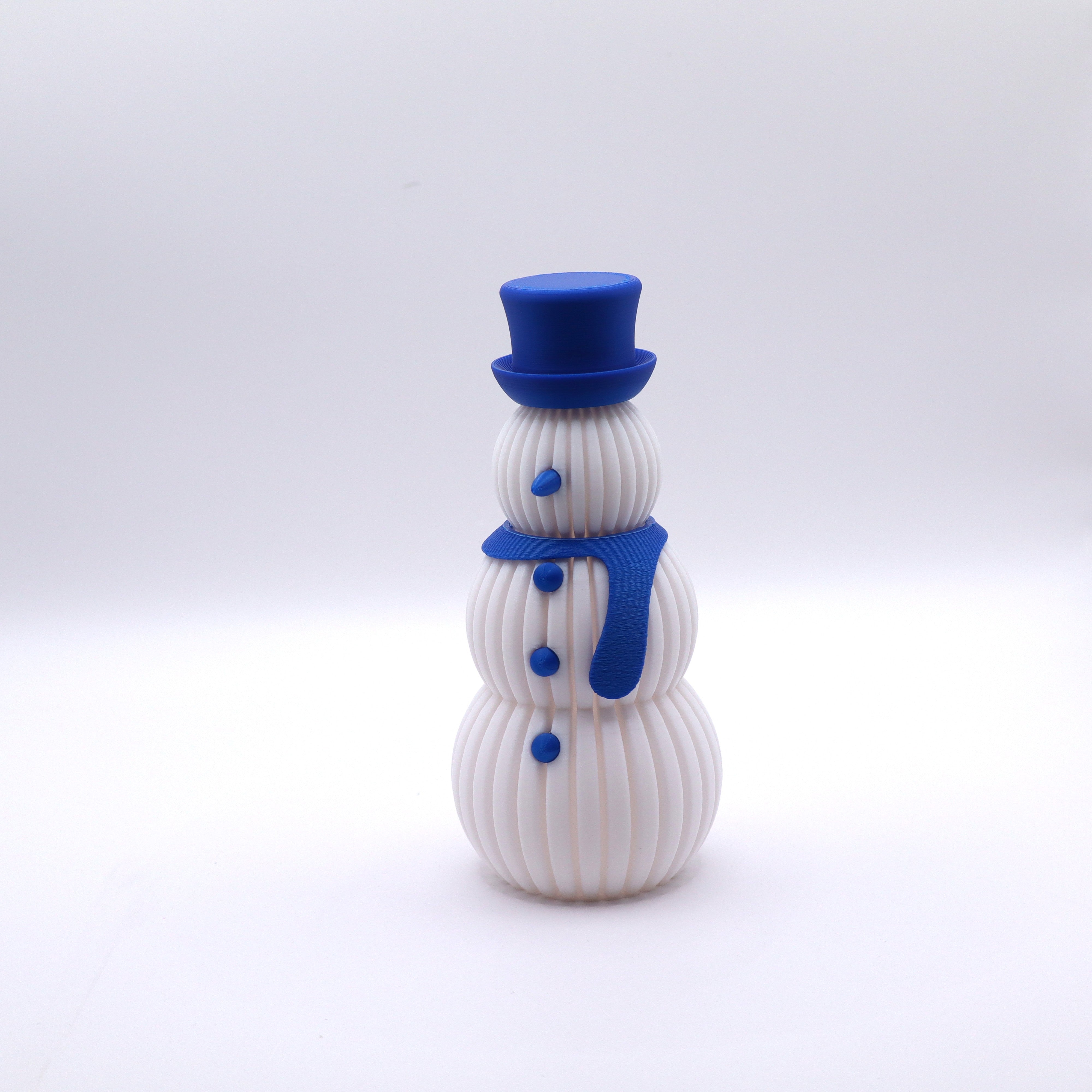 FrostyGlow in Blau – eleganter Schneemann mit Hut und Schal, winterliche 3D-Deko von Mudivo