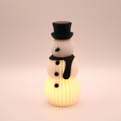 Leuchtender FrostyGlow Schneemann mit schwarzem Hut und Schal – stilvolle LED-Deko für moderne Weihnachtsstimmung